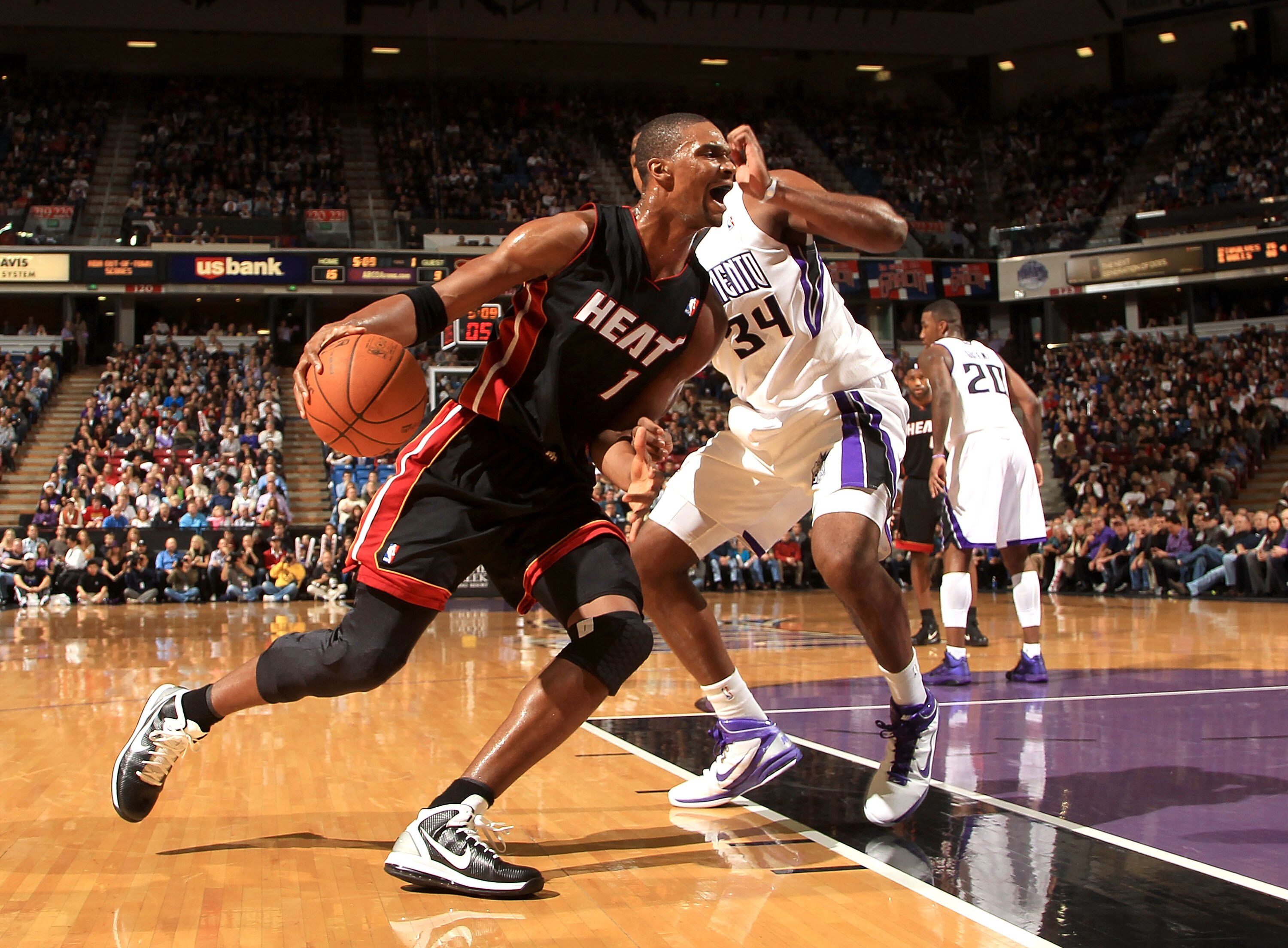 SACRAMENTO, CA - DECEMBER 11:  Chris Bosh #1 of the Miami Heat drives to the basket against the Sacramento Kings at ARCO Arena on December 11, 2010 in Sacramento, California.  NOTE TO USER: User expressly acknowledges and agrees that, by downloading and o