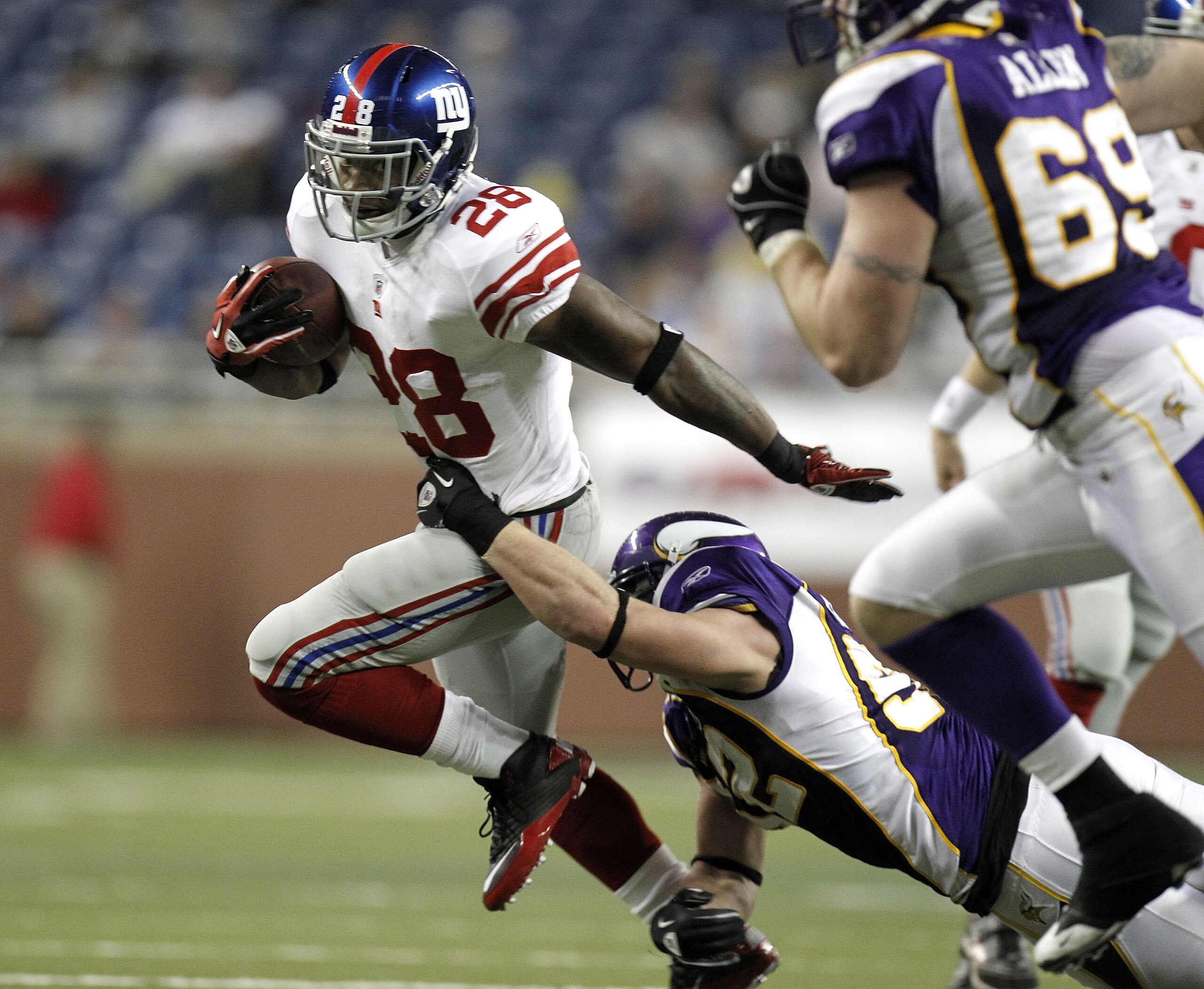 DETROIT, MI - DECEMBER 13:  D.J. Ware #28 of the New York Giants tries to escape the tackle of Chad Greenway #52 of the Minnesota Vikings at Ford Field on December 13, 2010 in Detroit, Michigan.  (Photo by Gregory Shamus/Getty Images)