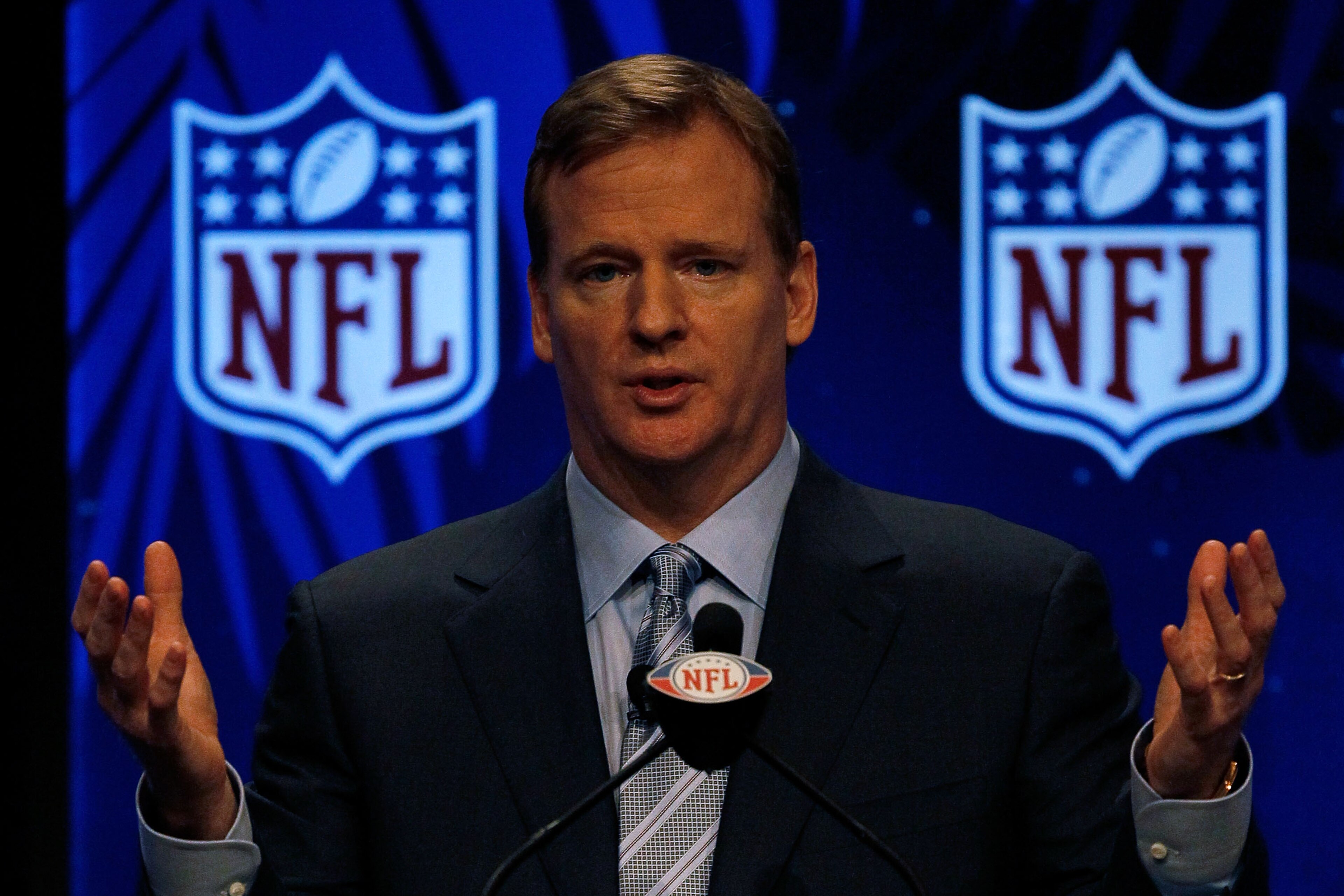 FORT LAUDERDALE, FL - FEBRUARY 05: Commissioner of the NFL Roger Goodell speaks to members of the media during the NFL Commissioner Press Conference held at the Greater Ft. Lauderdale/Broward County Convention Center as part of media week for Super Bowl FORT LAUDERDALE, FL - FEBRUARY 05: Commissioner of the NFL Roger Goodell speaks to members of the media during the NFL Commissioner Press Conference held at the Greater Ft. Lauderdale/Broward County Convention Center as part of media week for Super Bowl