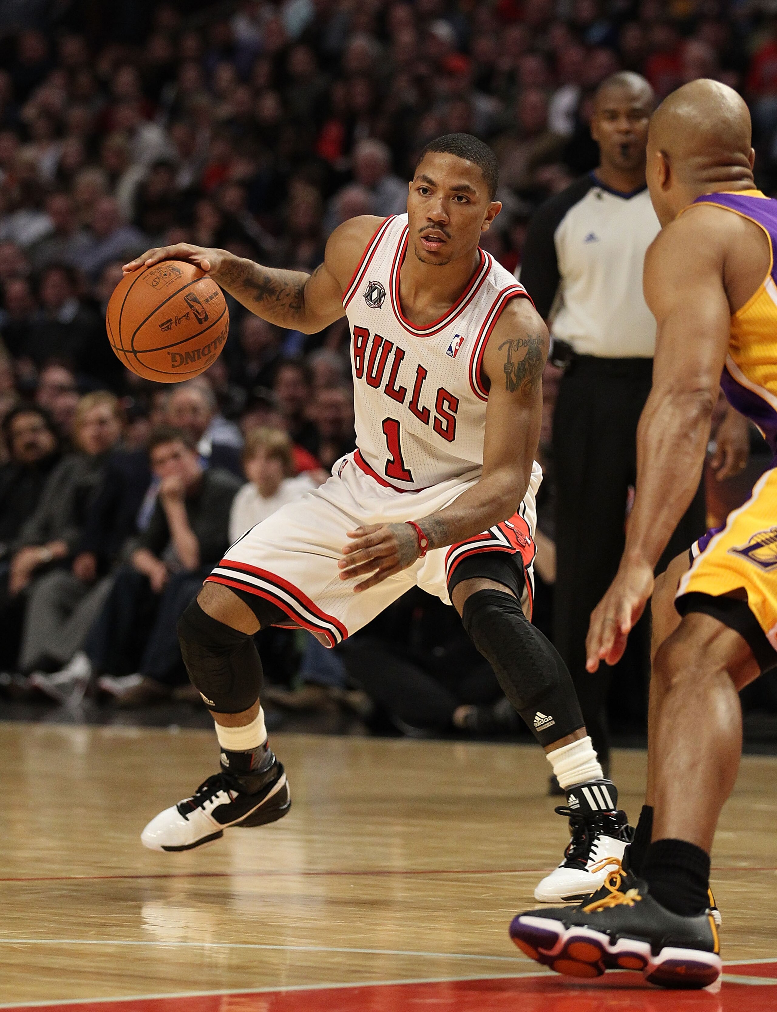 CHICAGO, IL - DECEMBER 10: Derrick Rose #1 of the Chicago Bulls looks to pass against the Los Angeles Lakers at the United Center on December 10, 2010 in Chicago, Illinois. The Bulls defeated the Lakers 88-84. NOTE TO USER: User expressly acknowledges and
