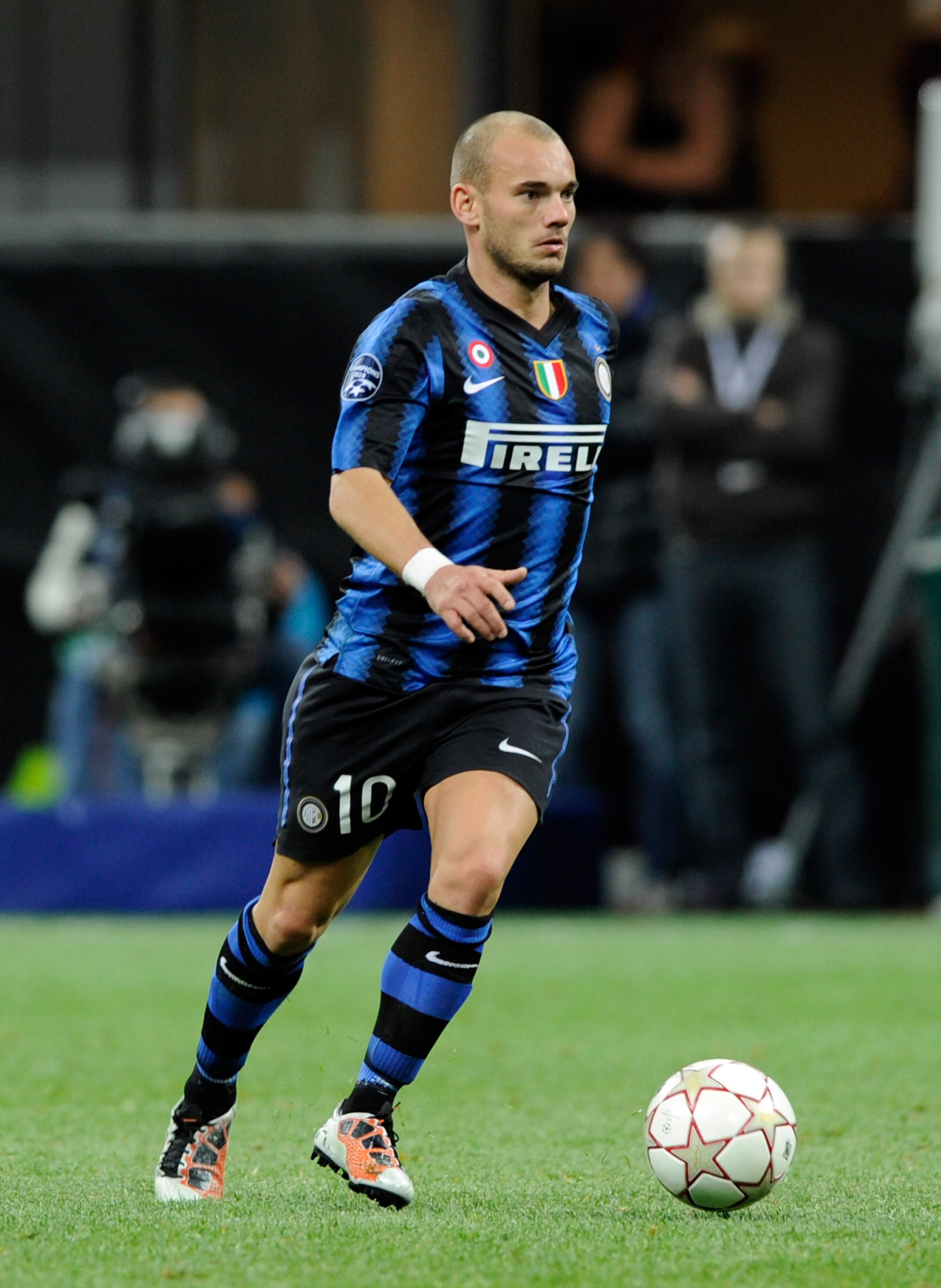 MILAN, ITALY - OCTOBER 20:  Wesley Sneijder of FC Internazionale Milano in action during the UEFA Champions League group A match between FC Internazionale Milano and Tottenham Hotspur at Stadio Giuseppe Meazza on October 20, 2010 in Milan, Italy.  (Photo
