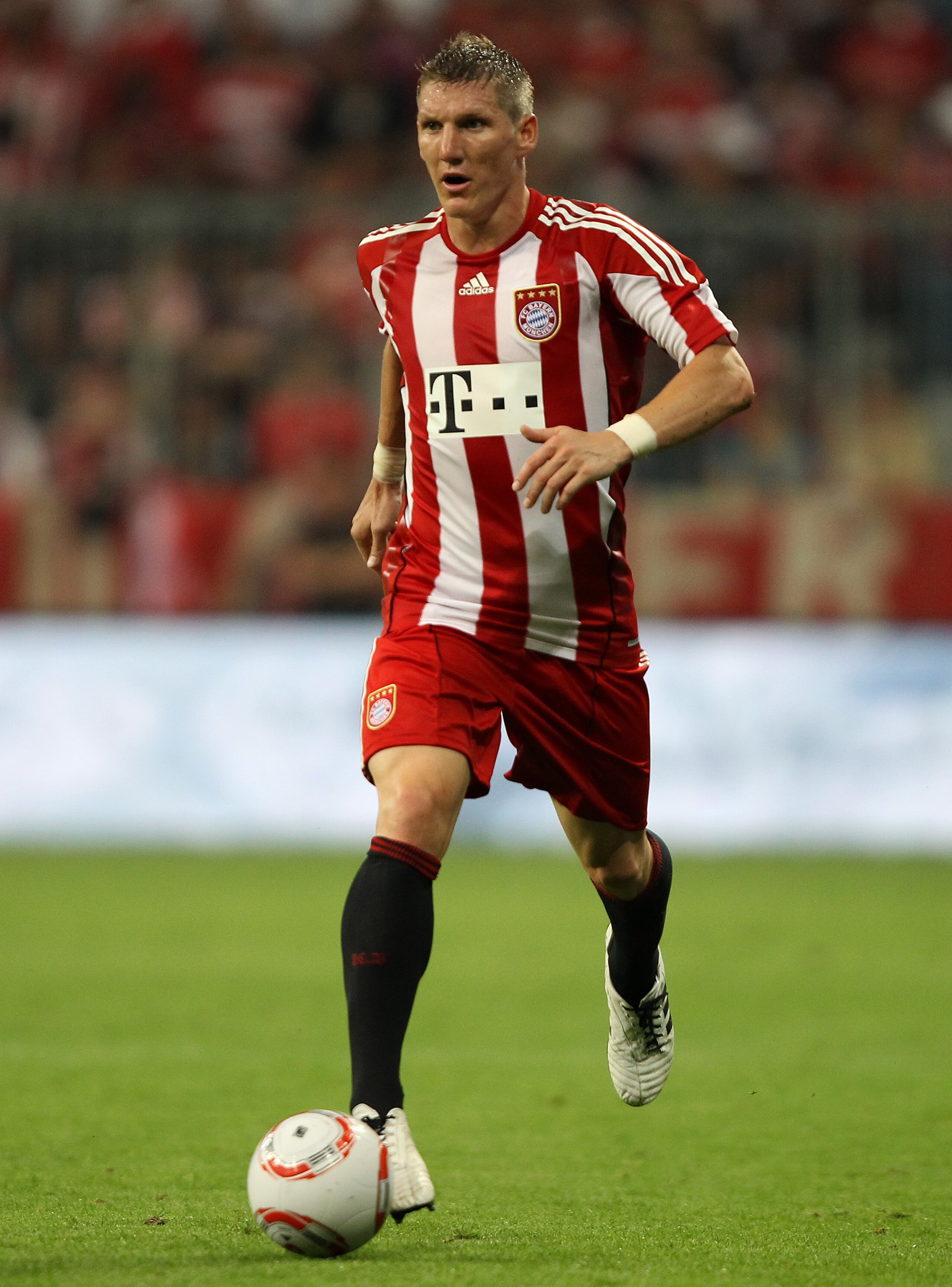 MUNICH, GERMANY - AUGUST 20:  Bastian Schweinsteiger of Bayern runs with the ball during the Bundesliga match between FC Bayern Muenchen and VfL Wolfsburg at Allianz Arena on August 20, 2010 in Munich, Germany.  (Photo by Clive Brunskill/Getty Images)