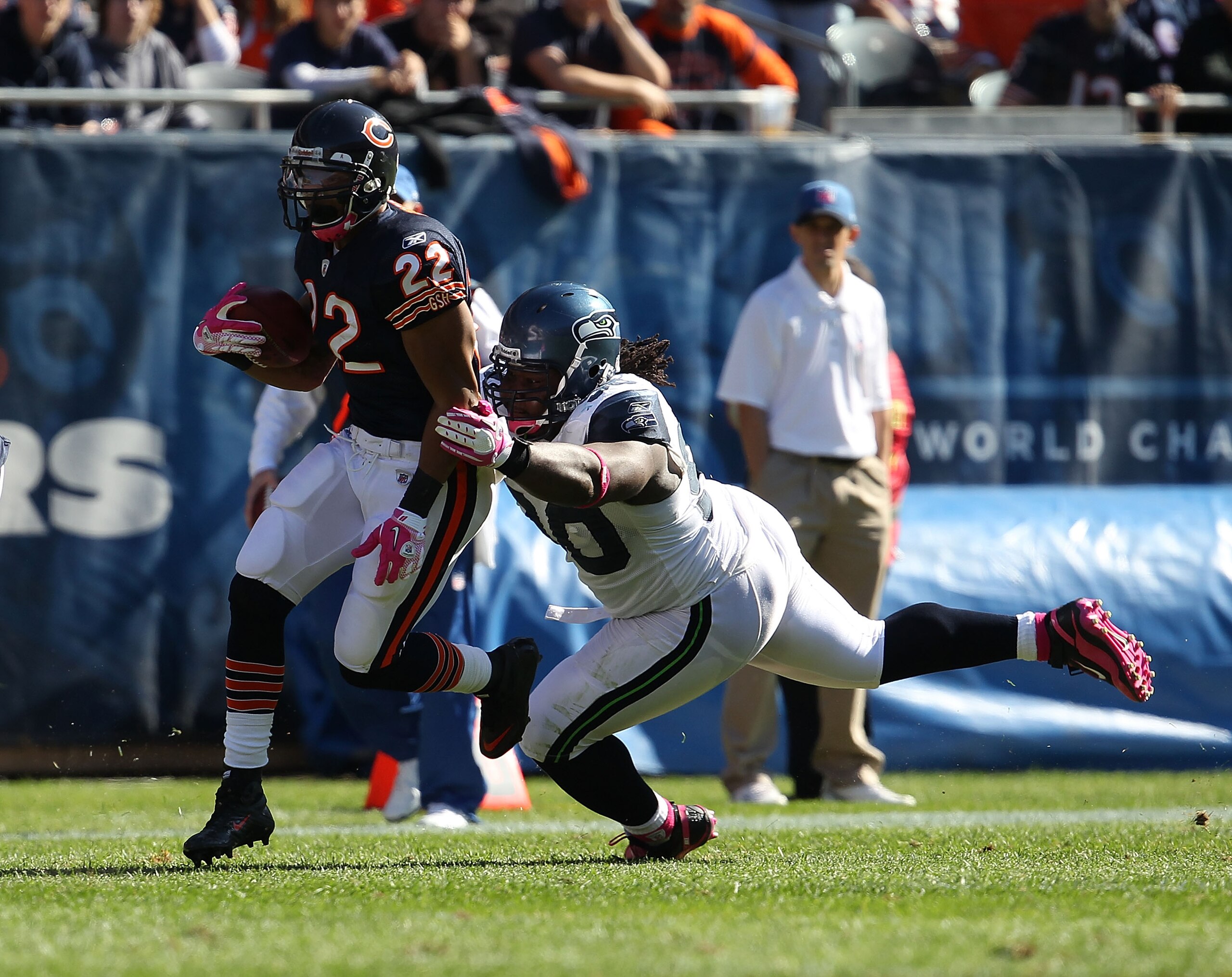 CHICAGO - OCTOBER 17: Matt Forte #22 of the Chicago Bears runs past Colin Cole #90 of the Seattle Seahawks at Soldier Field on October 17, 2010 in Chicago, Illinois. The Seahawks defeated the Bears 23-20. (Photo by Jonathan Daniel/Getty Images)