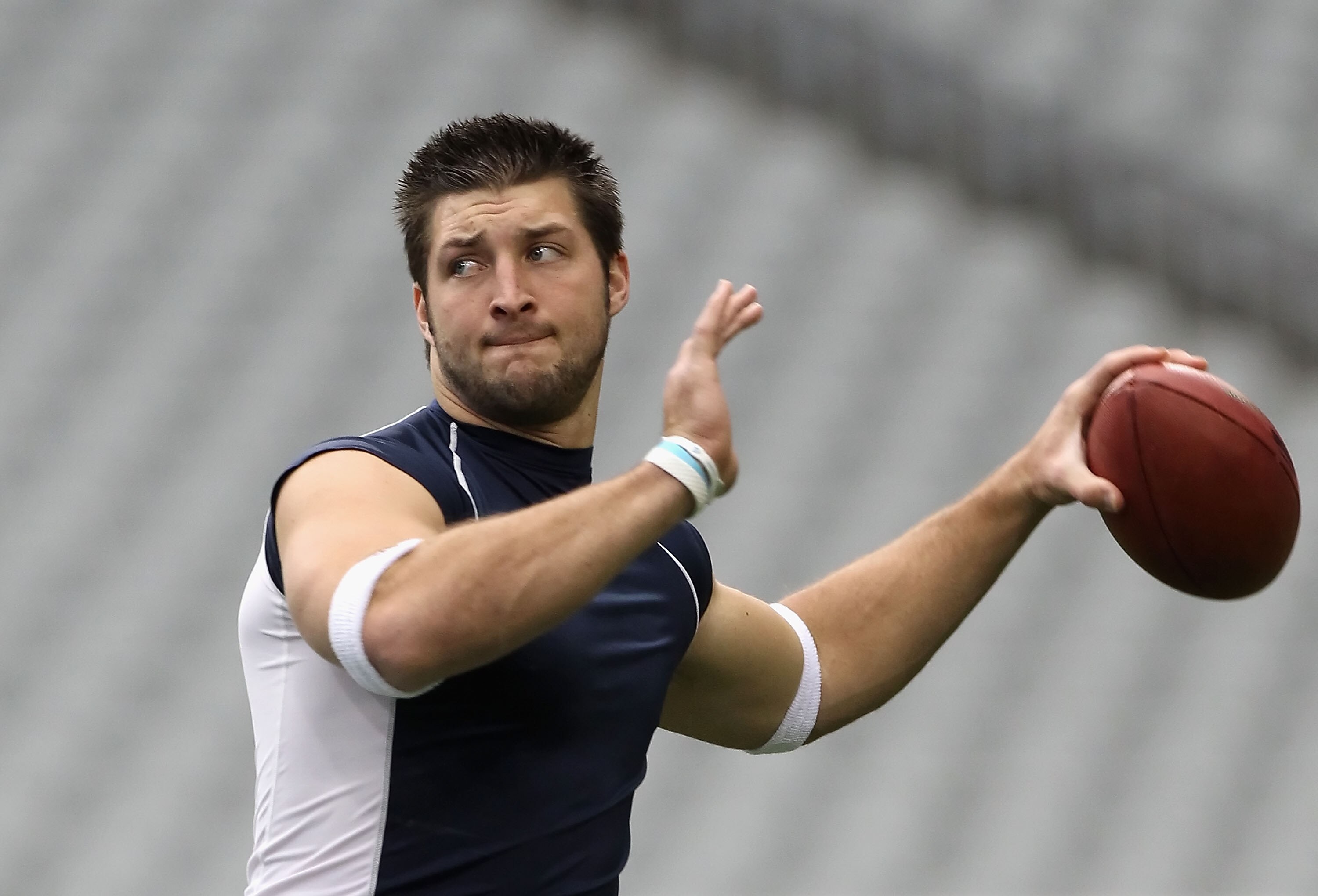 GLENDALE, AZ - DECEMBER 12:  Quarterback Tim Tebow #15 of the Denver Broncos warms up before the NFL game against the Arizona Cardinals at the University of Phoenix Stadium on December 12, 2010 in Glendale, Arizona.   The Cardinals defeated the Broncos 43
