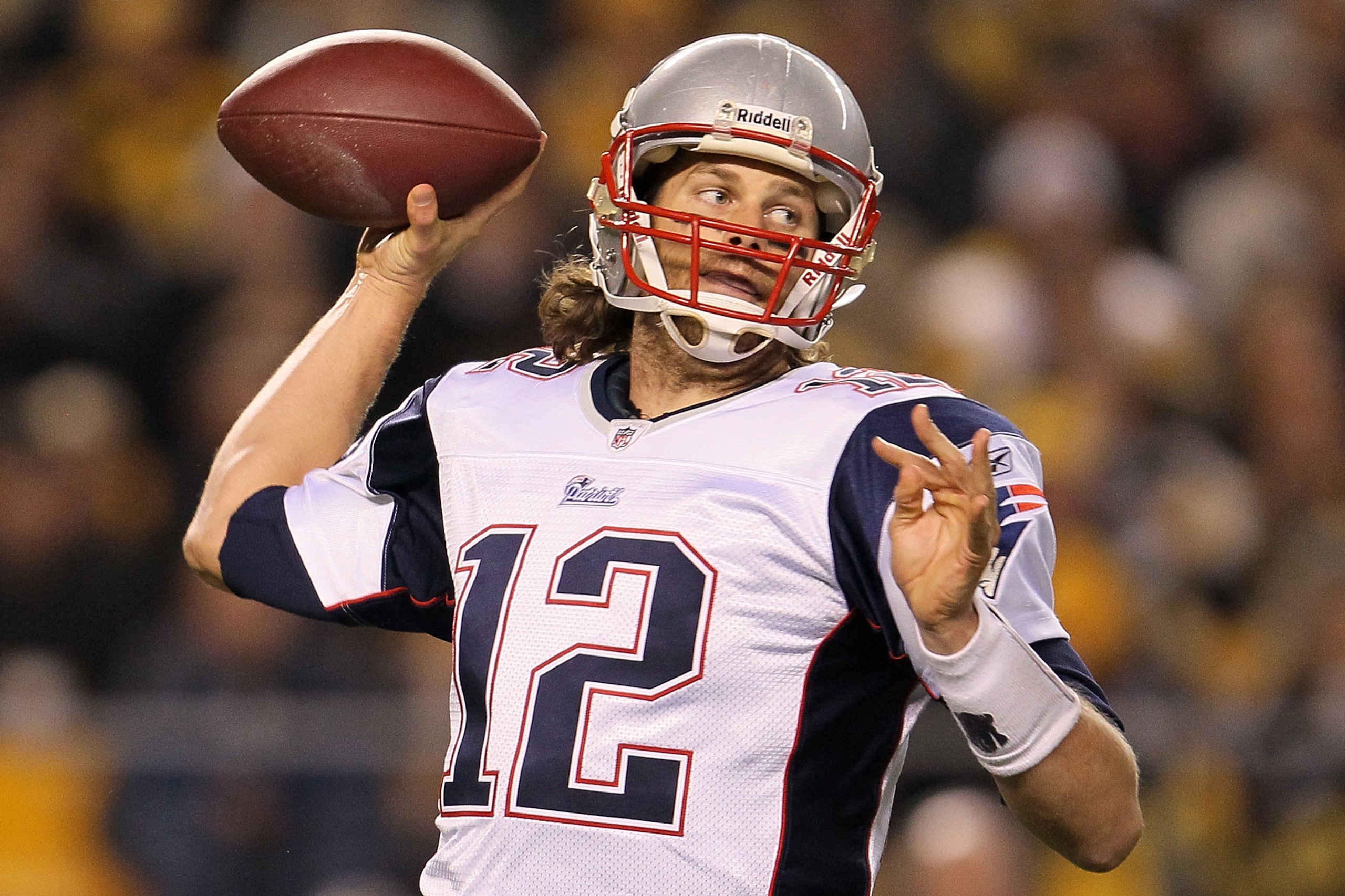 PITTSBURGH - NOVEMBER 14:  Tom Brady #12 of the New England Patriots throws a pass against the Pittsburgh Steelers on November 14, 2010 at Heinz Field in Pittsburgh, Pennsylvania.  (Photo by Chris McGrath/Getty Images)