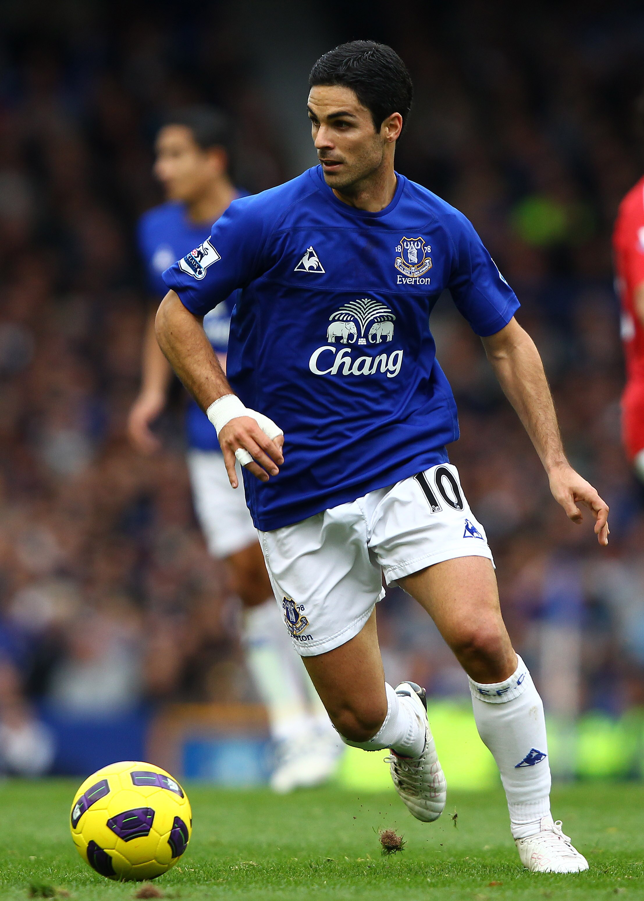 LIVERPOOL, ENGLAND - OCTOBER 30: Mikel Arteta of Everton in action during the Barclays Premier League match between Everton and Stoke City at Goodison Park on October 30, 2010 in Liverpool, England.  (Photo by Clive Brunskill/Getty Images)