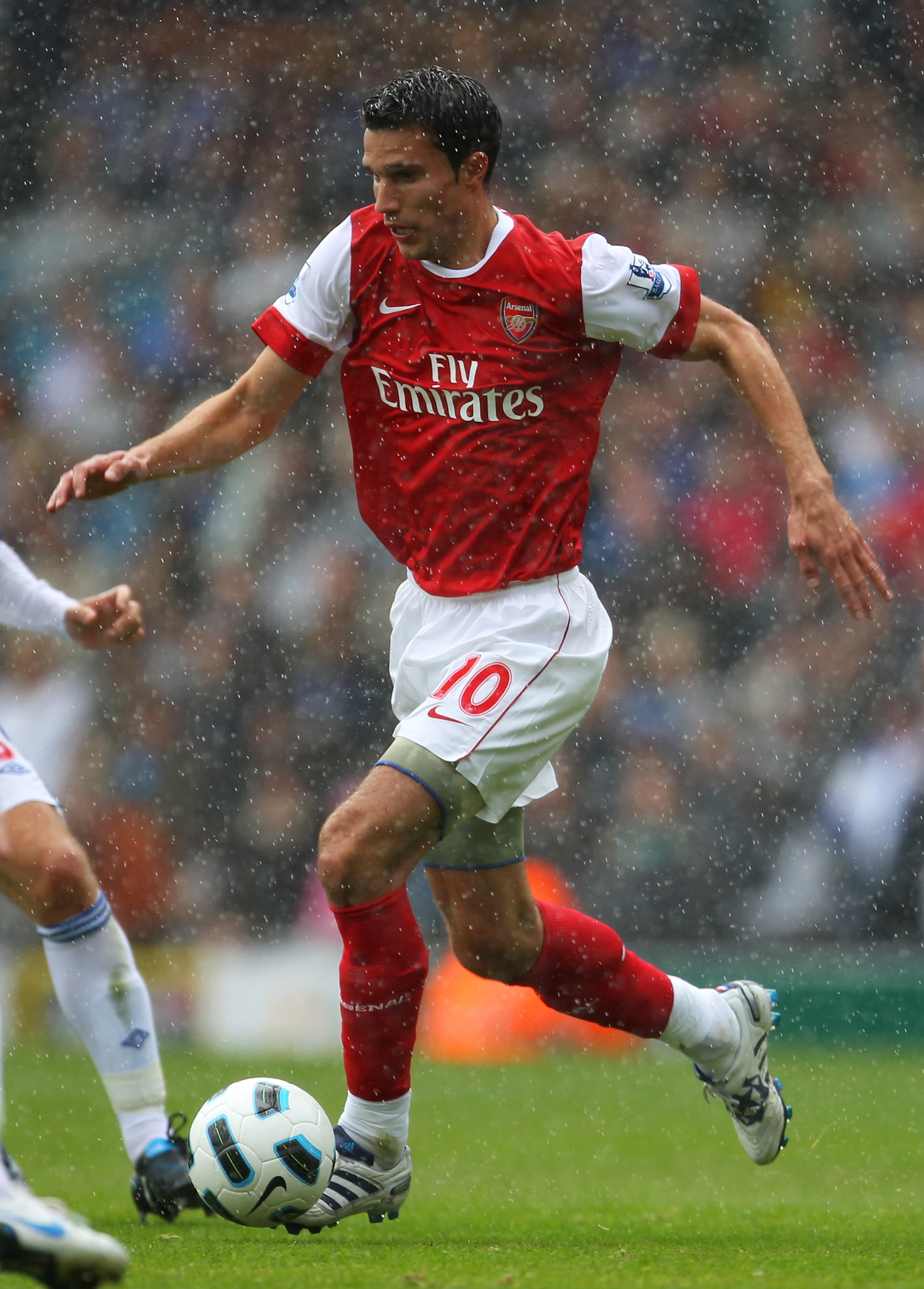 BLACKBURN, ENGLAND - AUGUST 28:  Robin van Persie of Arsenal in action during the Barclays Premier League match between Blackburn Rovers and Arsenal at Ewood Park on August 28, 2010 in Blackburn, England.  (Photo by Alex Livesey/Getty Images)