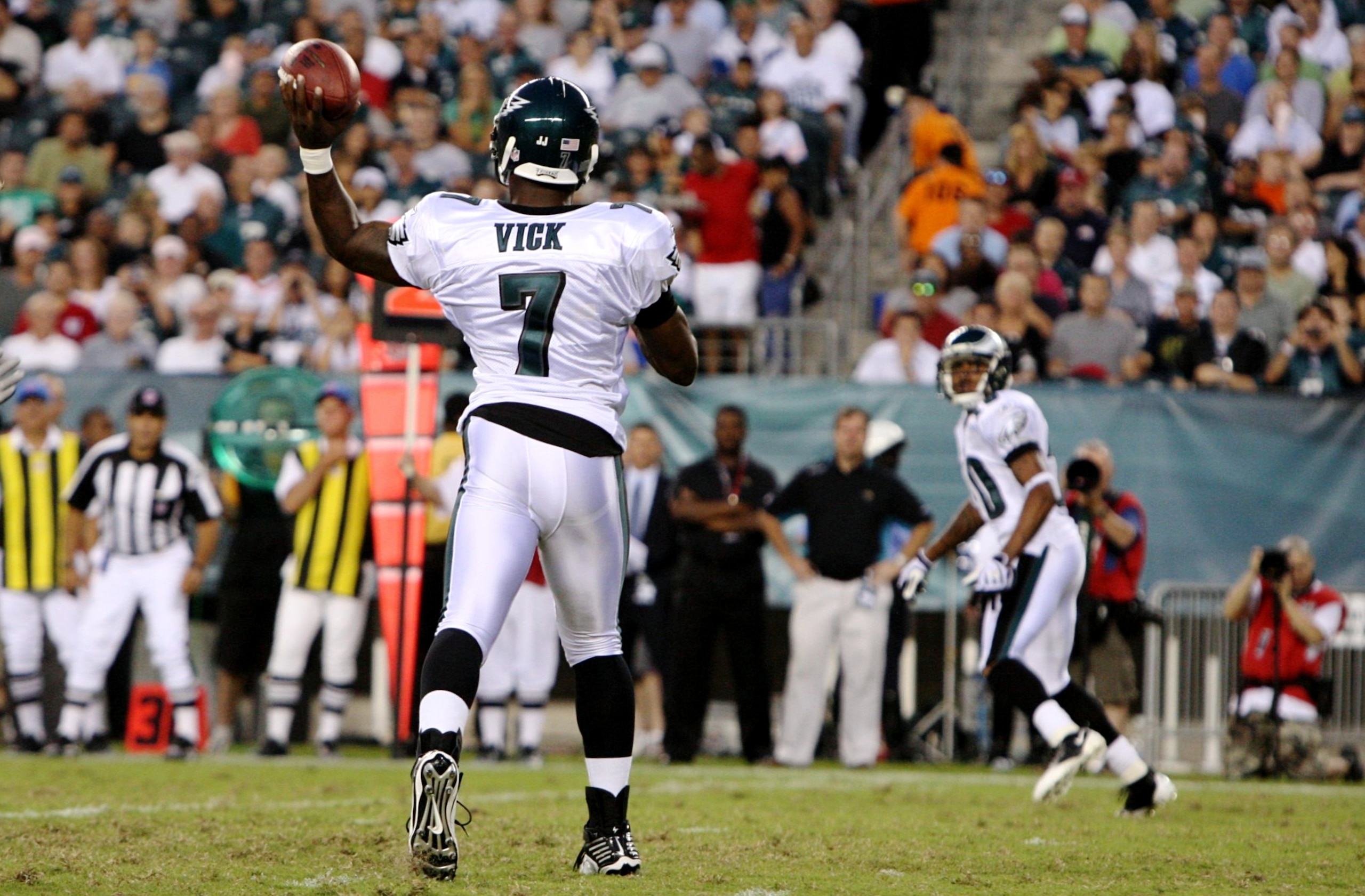 PHILADELPHIA, PA - AUGUST 27:  Michael Vick #7 throws a pass to DeSean Jackson #10 of the Philadelphia Eagles during the preseason game against the Jacksonville Jaguars at Lincoln Financial Field on August 27, 2009 in Philadelphia, Pennsylvania.  (Photo b