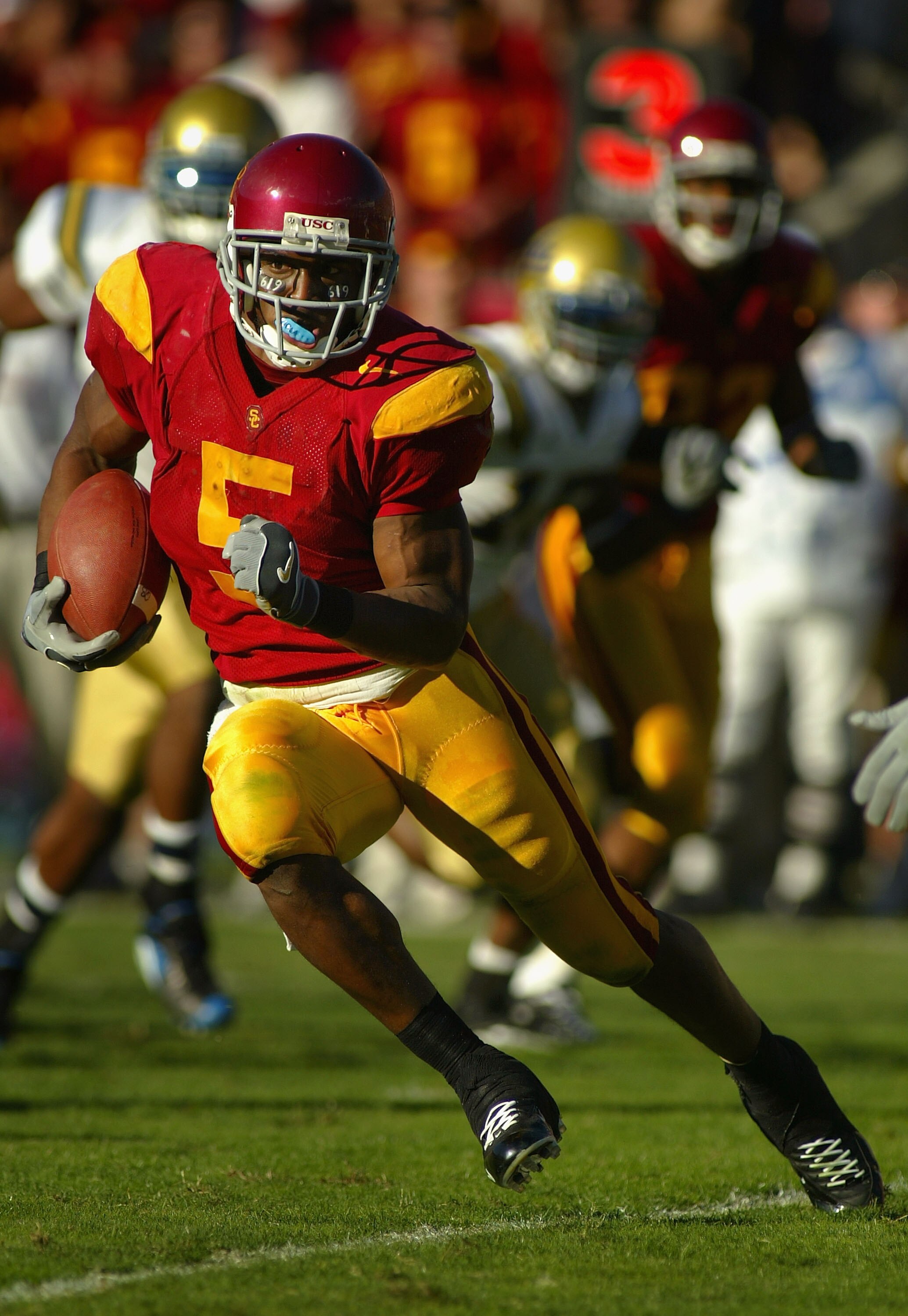 LOS ANGELES, CA - DECEMBER 03:  Reggie Bush #5 of the USC Trojans runs with the ball against the UCLA Bruins during the game on December 3, 2005 at the Los Angeles Memorial Coliseum in Los Angeles, California. USC won 66-19. (Photo by Christian Petersen/G