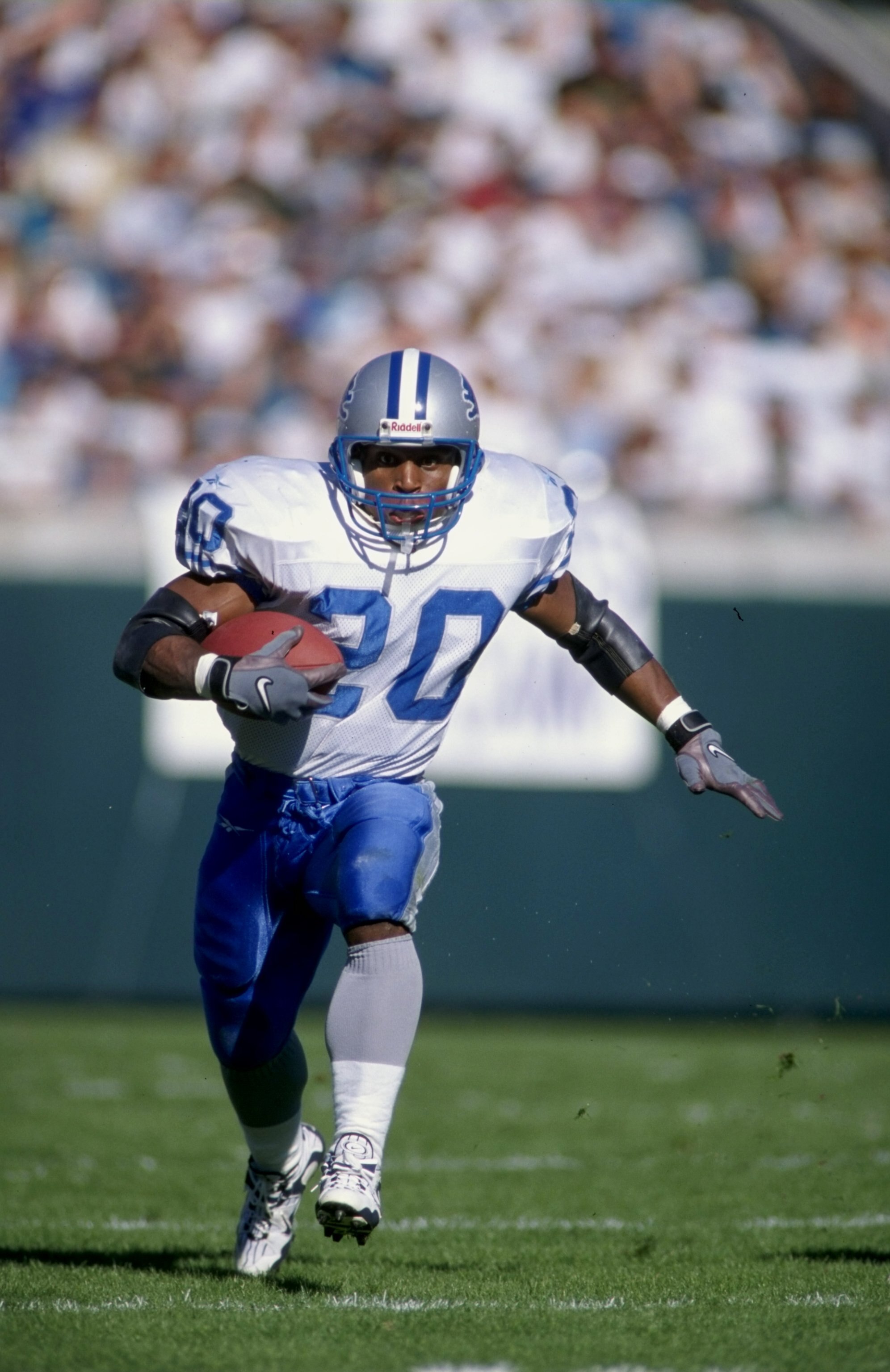 6 Dec 1998:  Barry Sanders #20 of the Detroit Lions carries the ball during the game against the Jacksonville Jaguars at Alltel Stadium in Jacksonville, Florida. The Jaguars defeated the Lions 37-22. Mandatory Credit: Scott Halleran  /Allsport