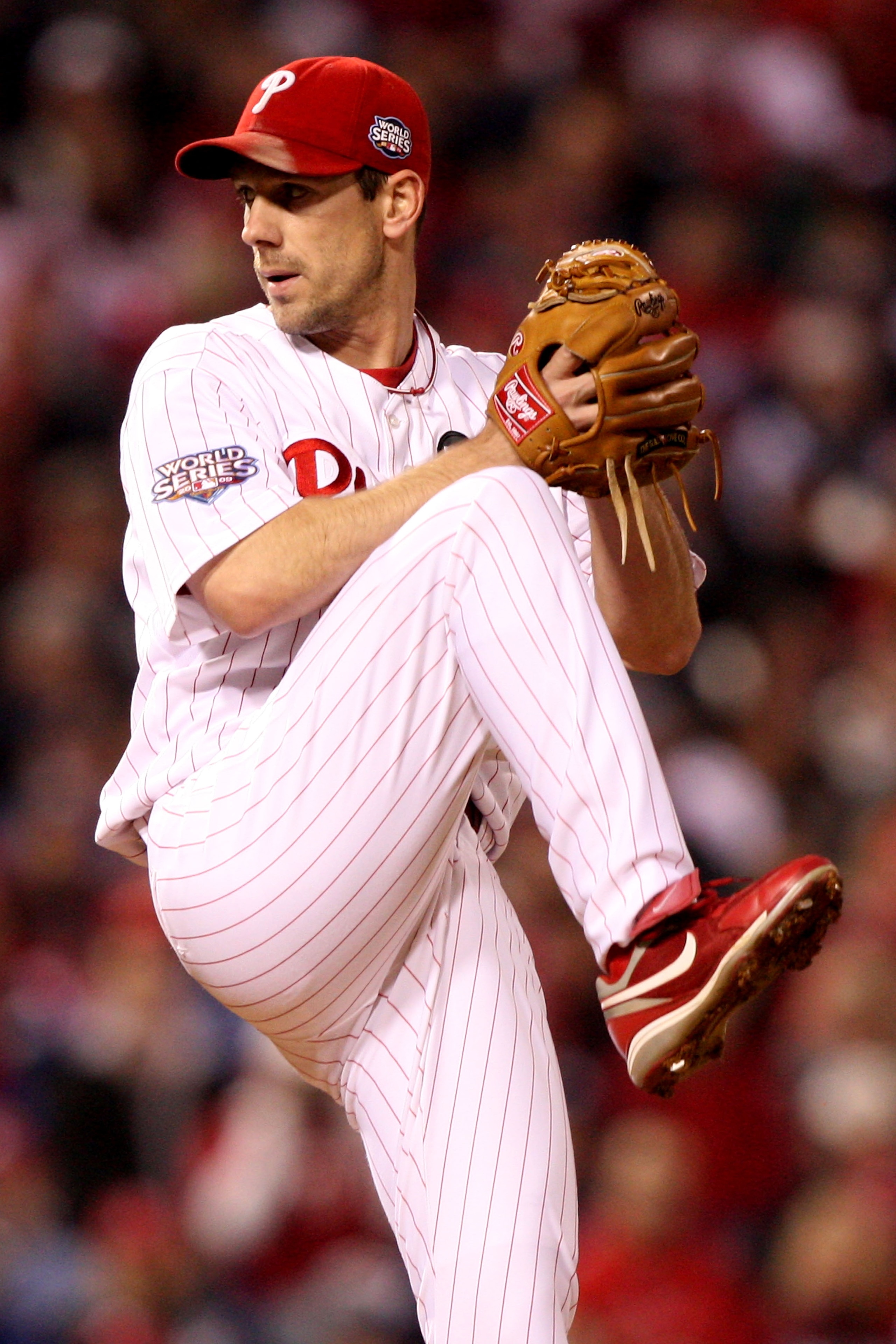 PHILADELPHIA - NOVEMBER 02:  Starting pitcher Cliff Lee #34 of the Philadelphia Phillies throws a pitch against the New York Yankees in Game Five of the 2009 MLB World Series at Citizens Bank Park on November 2, 2009 in Philadelphia, Pennsylvania.  (Photo