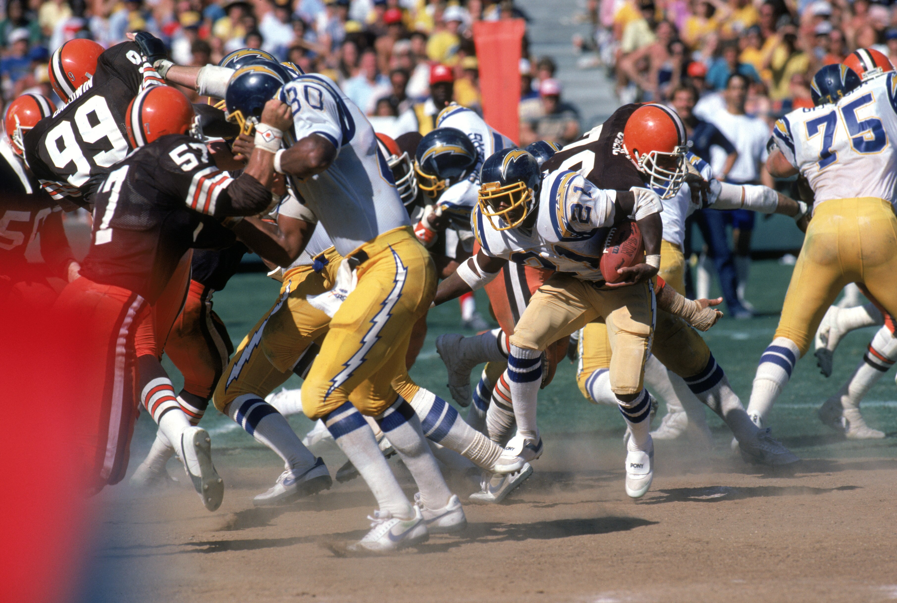 SAN DIEGO - SEPTEMBER 25:  Tight end Kellen Winslow #80 of the San Diego Chargers sets up a block against linebacker Clay Matthews #57 of the Cleveland Browns for Chargers running back James Brooks #21 during a game at Jack Murphy Stadium on September 25,