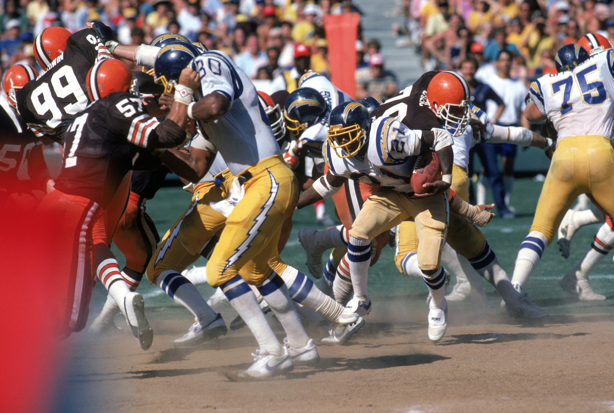 SAN DIEGO - SEPTEMBER 25:  Tight end Kellen Winslow #80 of the San Diego Chargers sets up a block against linebacker Clay Matthews #57 of the Cleveland Browns for Chargers running back James Brooks #21 during a game at Jack Murphy Stadium on September 25,