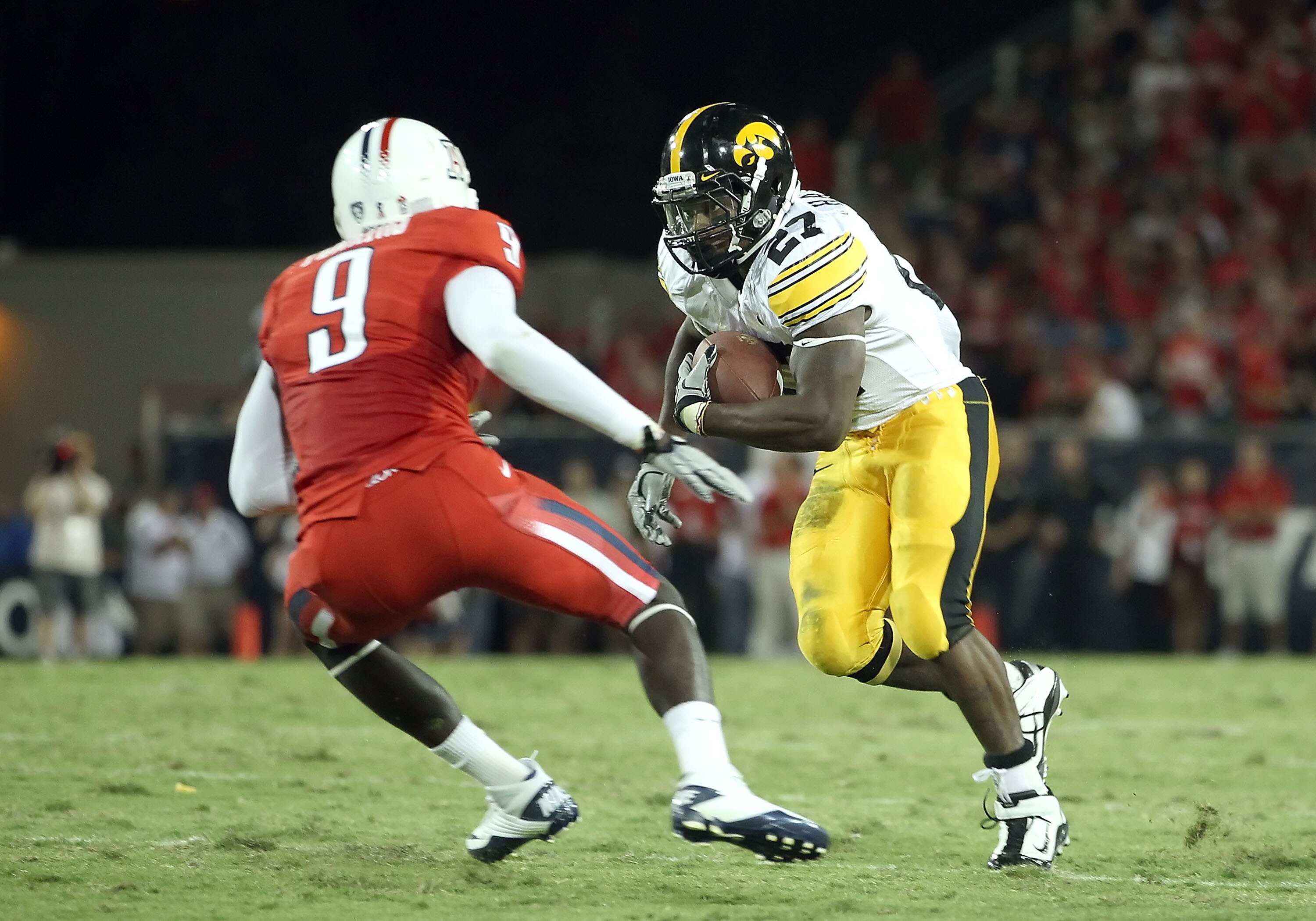 TUCSON, AZ - SEPTEMBER 18:  Runningback Jewel Hampton #27 of the Iowa Hawkeyes rushes the football during the college football game against the Arizona Wildcats at Arizona Stadium on September 18, 2010 in Tucson, Arizona. The Wildcats defeated the Hawkeye
