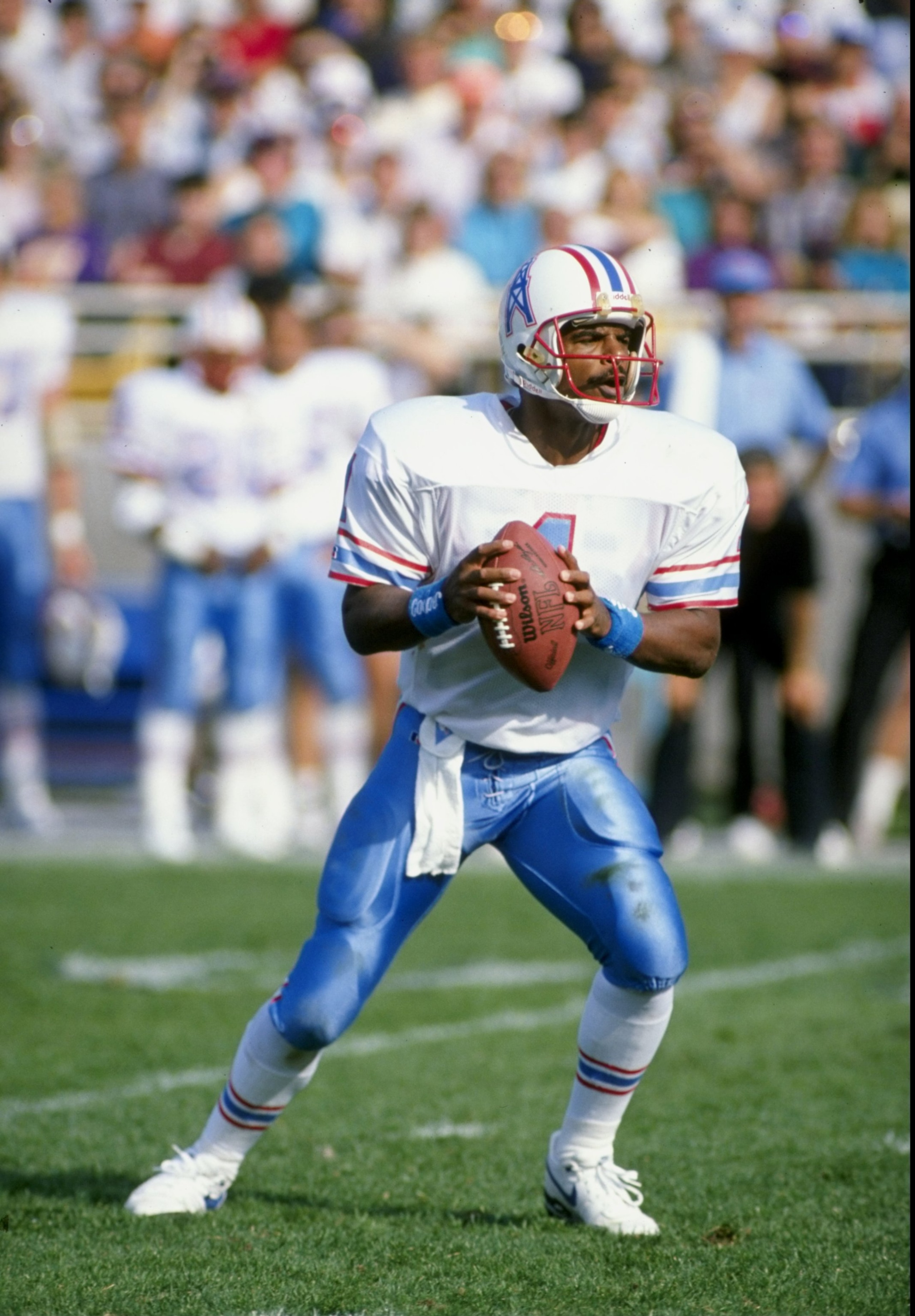 15 Oct 1989:  Quarterback Warren Moon of the Houston Oilers in action during a game against the Chicago Bears at Soldier Field in Chicago, Illinois.  The Oilers won the game, 33-28. Mandatory Credit: Jonathan Daniel  /Allsport