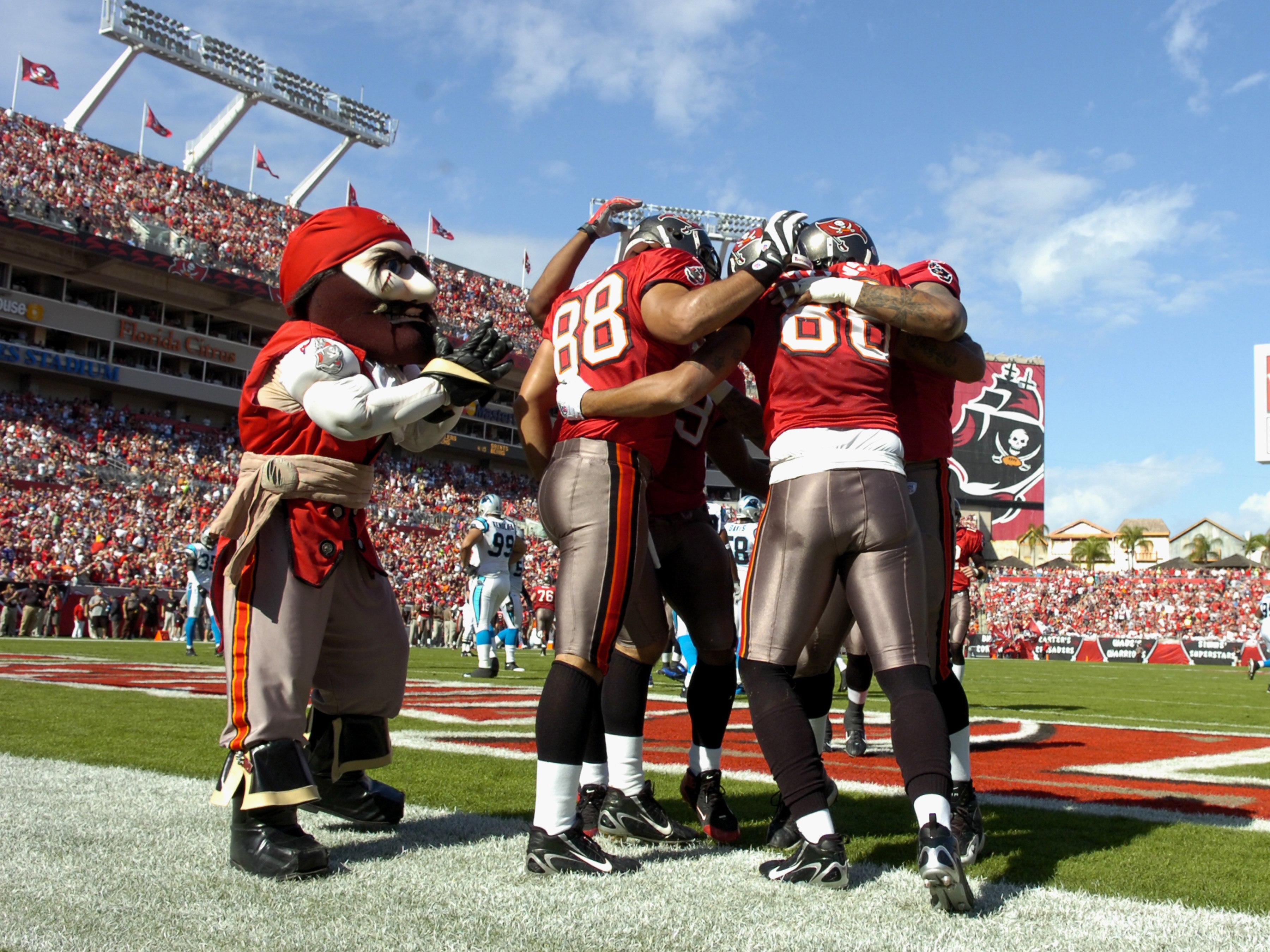 TAMPA, FL -  DECEMBER 30: Tight end Jerramy Stevens #86 of the Tampa Bay Buccaneers celebrates a touchdown catch against the Carolina Panthers at Raymond James Stadium  on December 30, 2007 in Tampa, Florida.  The Panthers won 31 - 23. (Photo by Al Messer