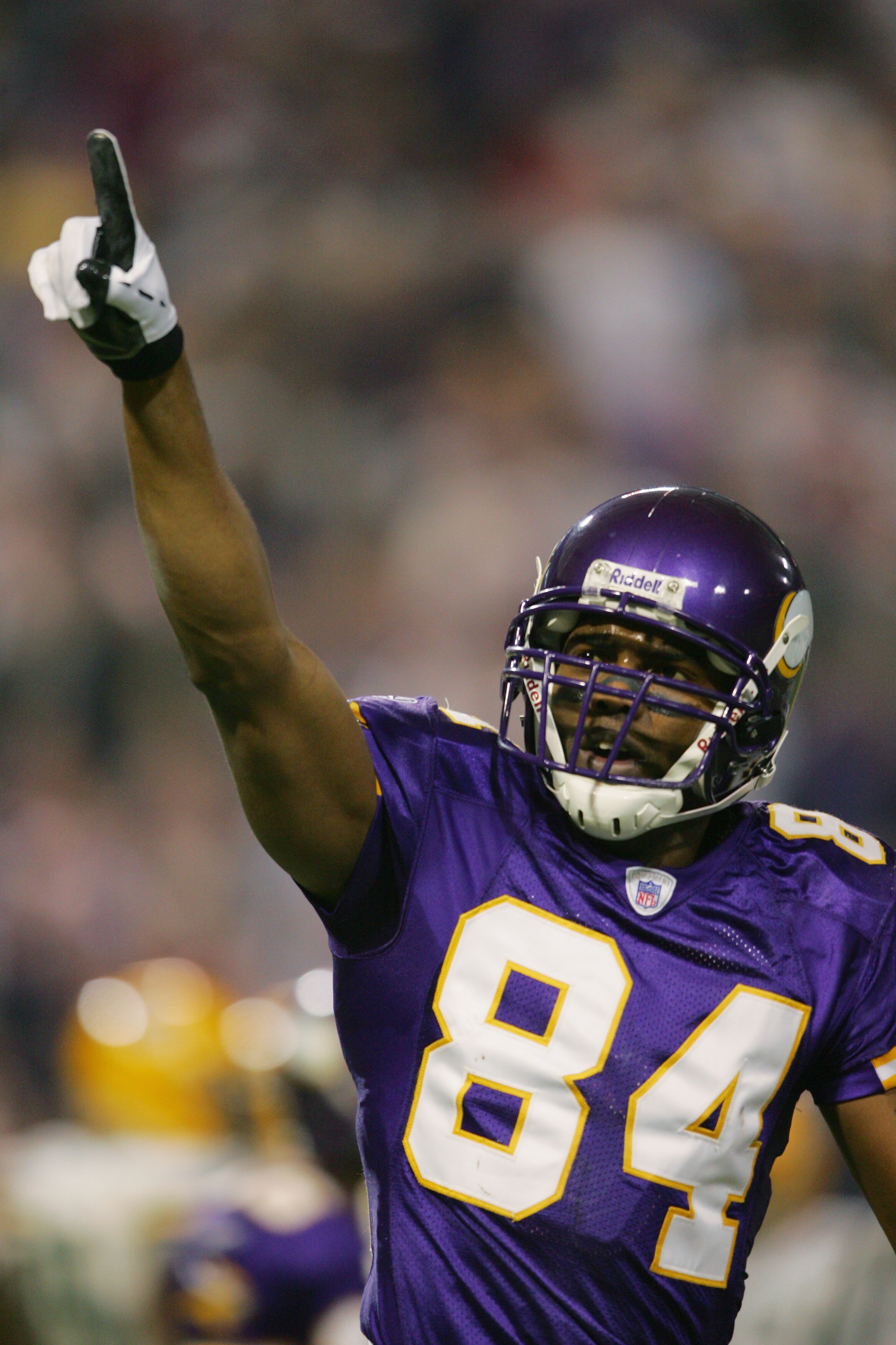 MINNEAPOLIS - DECEMBER 24:  Randy Moss #84 of the Minnesota Vikings points to the crowd against the Green Bay Packers during the game on December 24, 2004 at the Hubert H Humphrey Metrodome in Minneapolis, Minnesota.  (Photo by Matthew Stockman/Getty Imag