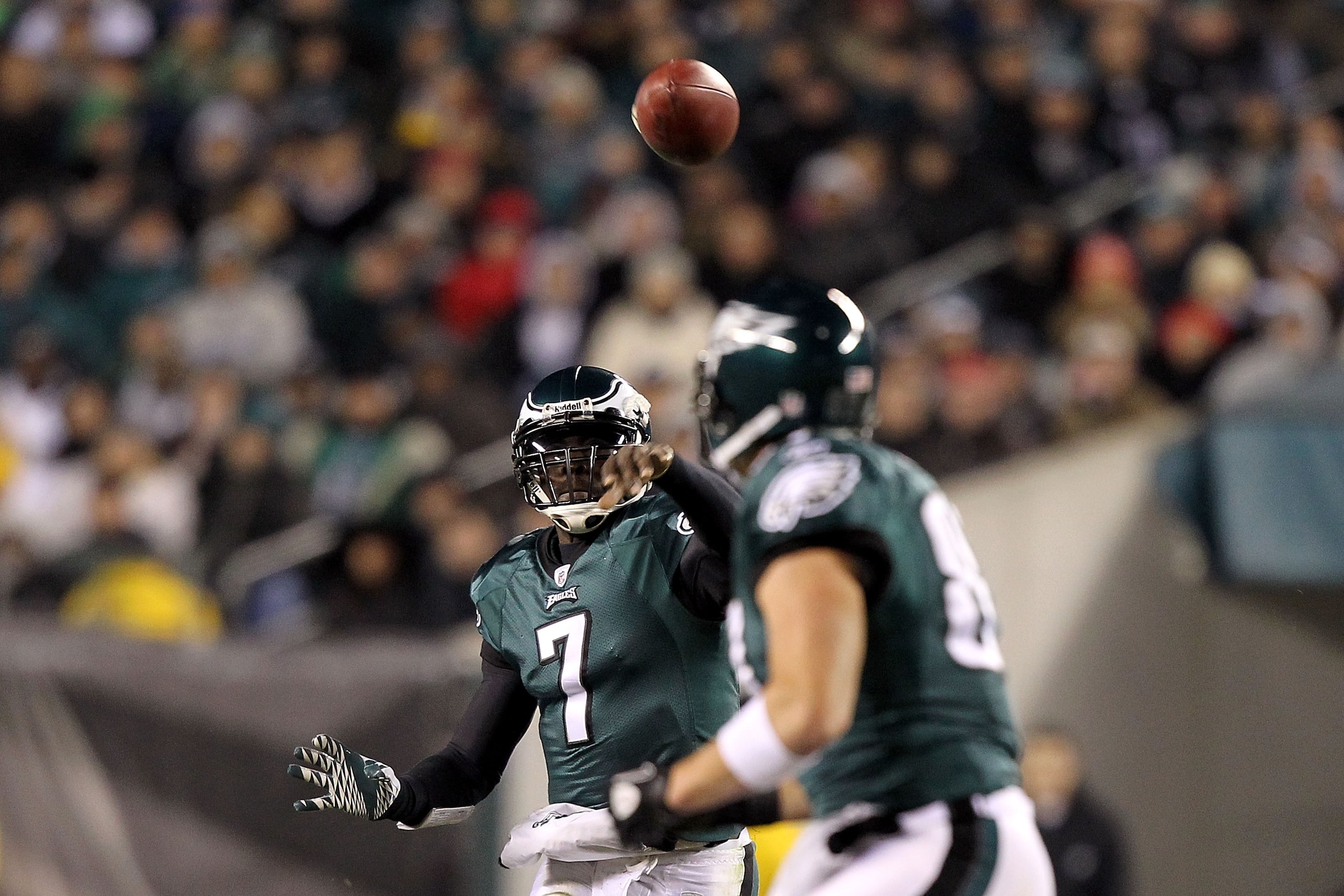 PHILADELPHIA, PA - DECEMBER 02: Michael Vick #7  of the Philadelphia Eagles throws a pass to Brent Celek #87 against the Houston Texans at Lincoln Financial Field on December 2, 2010 in Philadelphia, Pennsylvania. The Eagles won 34-24. (Photo by Al Bello/
