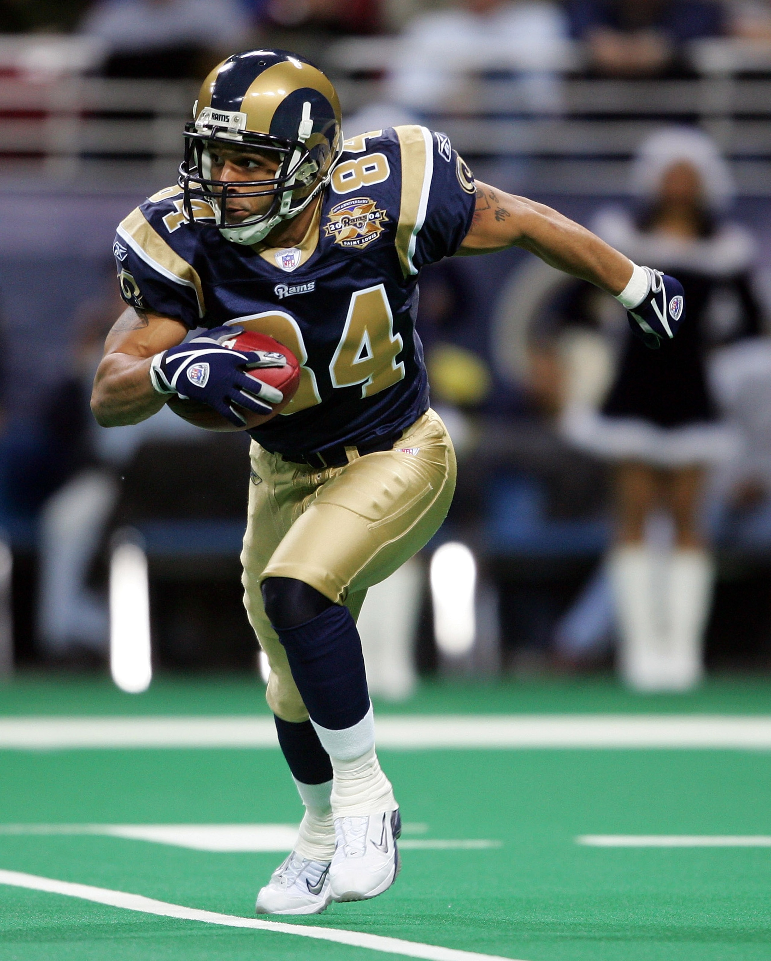ST.LOUIS - DECEMBER 27:  Shaun McDonald #84 of the St. Louis Rams runs with the ball against the Philadelphia Eagles on December 27, 2004 at the Edward Jones Dome in St. Louis, Missouri.  (Photo by Elsa/Getty Images)
