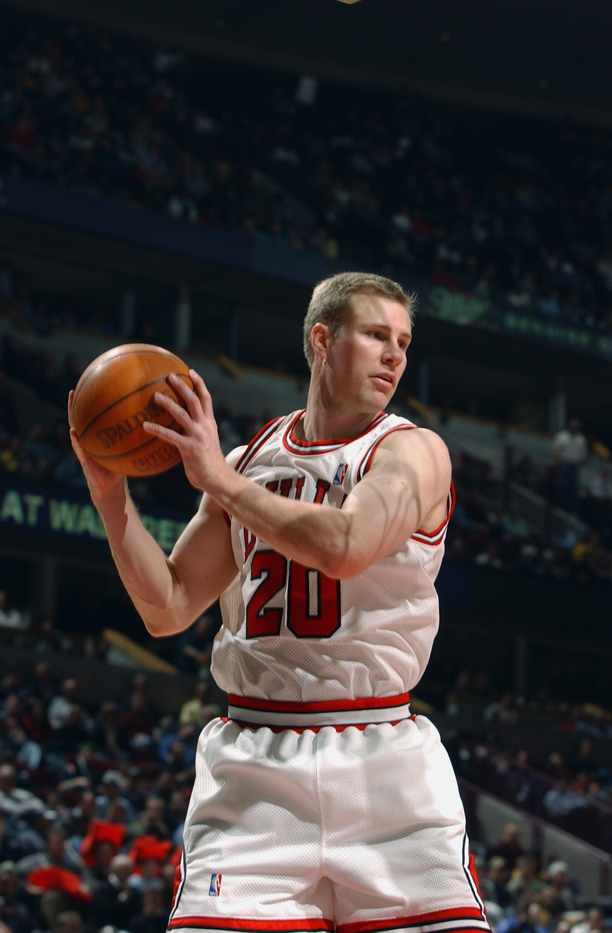 CHICAGO - MARCH 3:  Fred Hoiberg #20 of the Chicago Bulls holds the ball during the game against the Orlando Magic at the United Center on March 3, 2003 in Chicago, Illinois.  The Magic won 104-89.  NOTE TO USER: User expressly acknowledges and agrees tha
