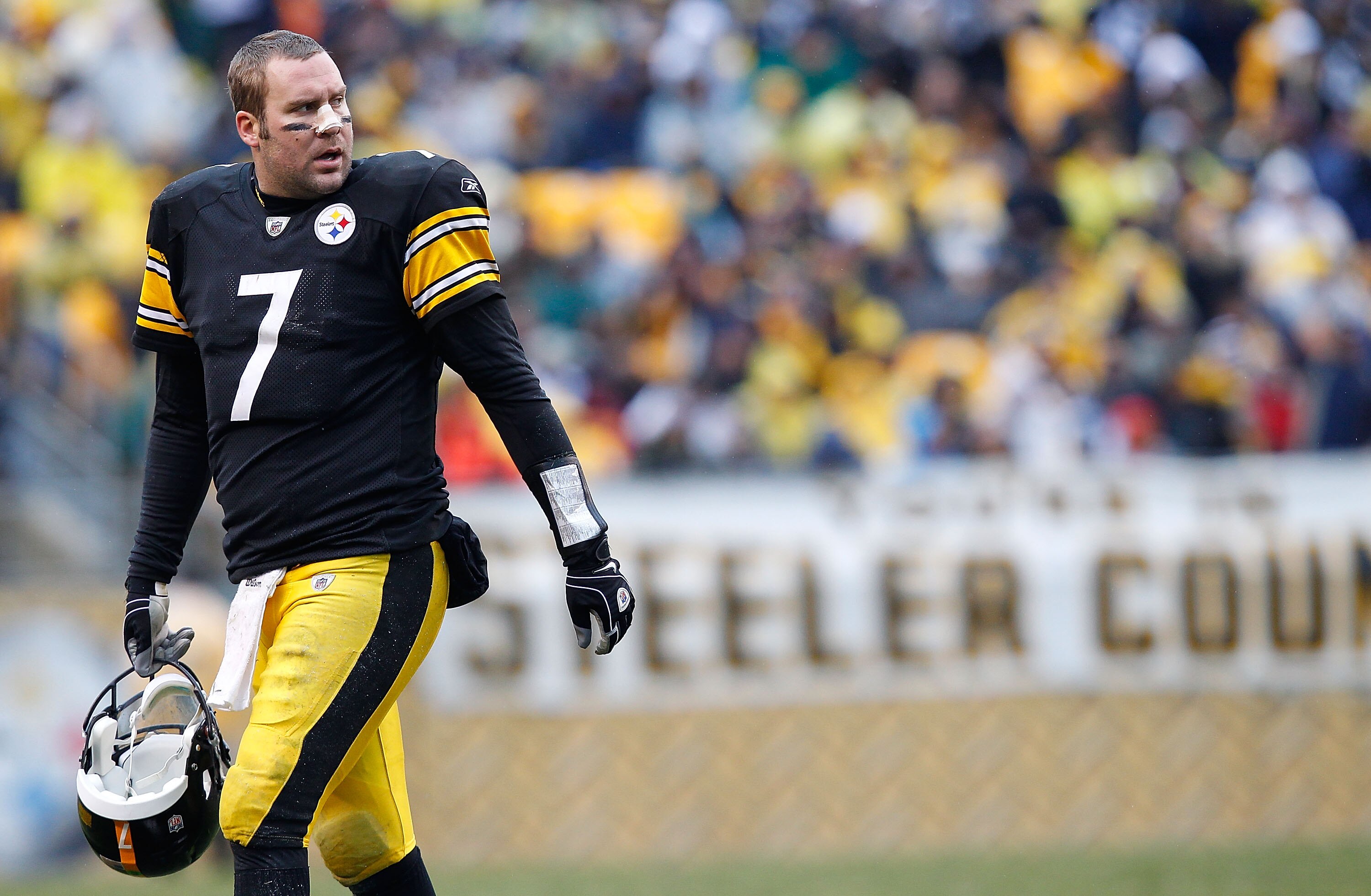 PITTSBURGH - DECEMBER 12:  Ben Roethlisberger #7 of the Pittsburgh Steelers walks back to the bench during the game against the Cincinnati Bengals on December 12, 2010 at Heinz Field in Pittsburgh, Pennsylvania.  (Photo by Jared Wickerham/Getty Images)