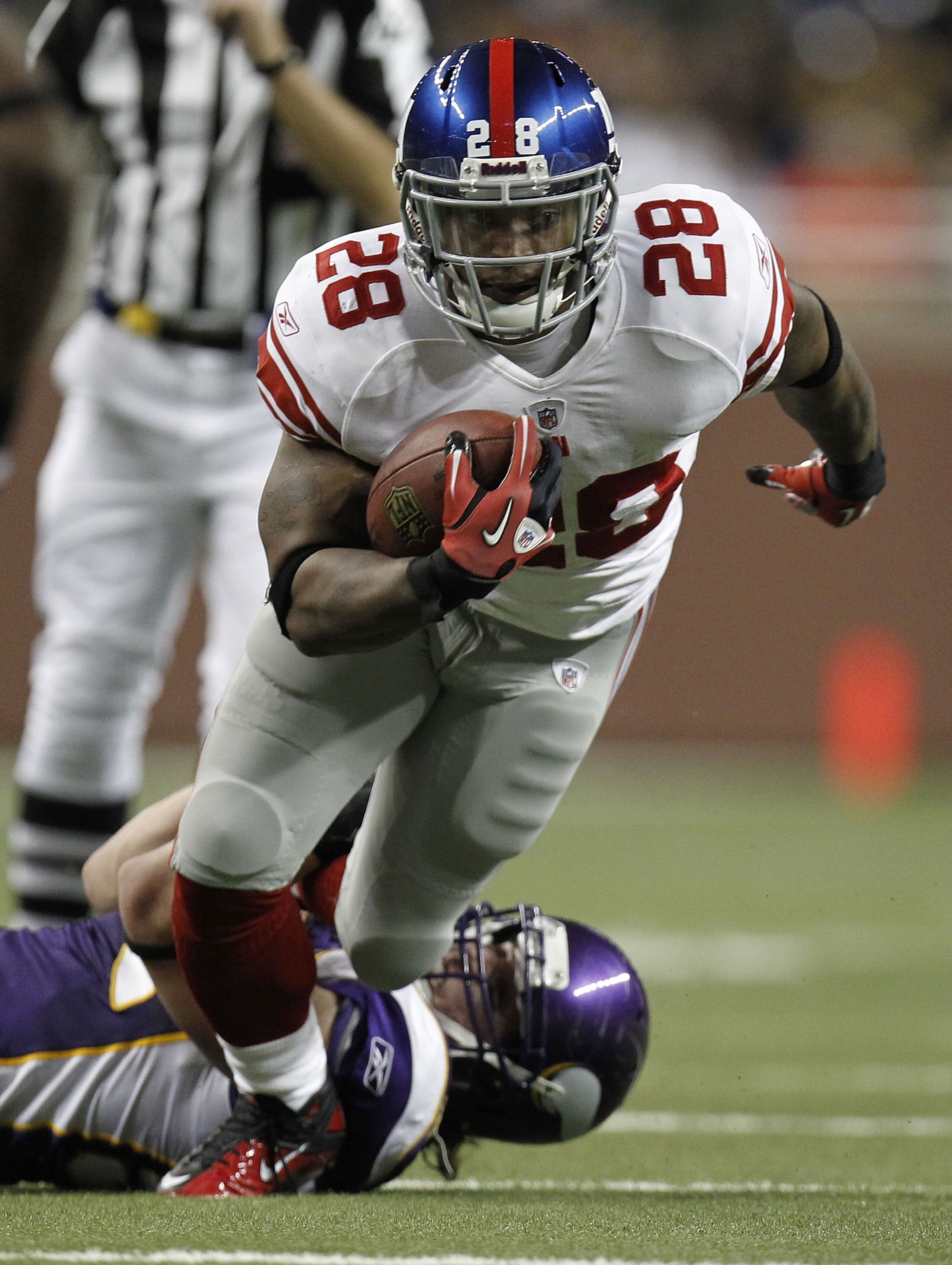 DETROIT, MI - DECEMBER 13:  D.J. Ware #28 of the New York Giants tries to escape the tackle of Chad Greenway #52 of the Minnesota Vikings at Ford Field on December 13, 2010 in Detroit, Michigan.  (Photo by Gregory Shamus/Getty Images)