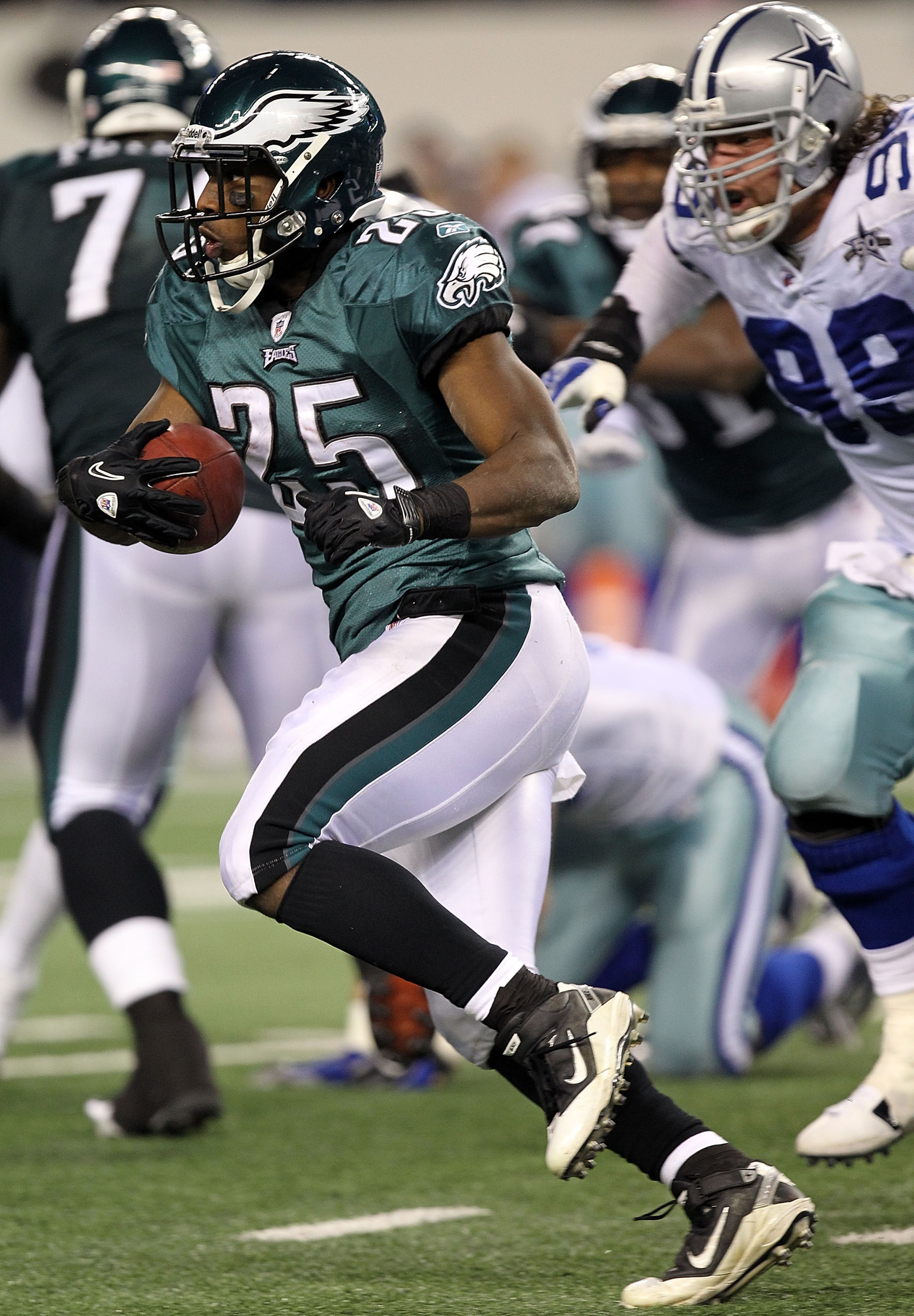 ARLINGTON, TX - DECEMBER 12:  Running back LeSean McCoy #25 of the Philadelphia Eagles runs the ball against the Dallas Cowboys at Cowboys Stadium on December 12, 2010 in Arlington, Texas.  (Photo by Ronald Martinez/Getty Images)