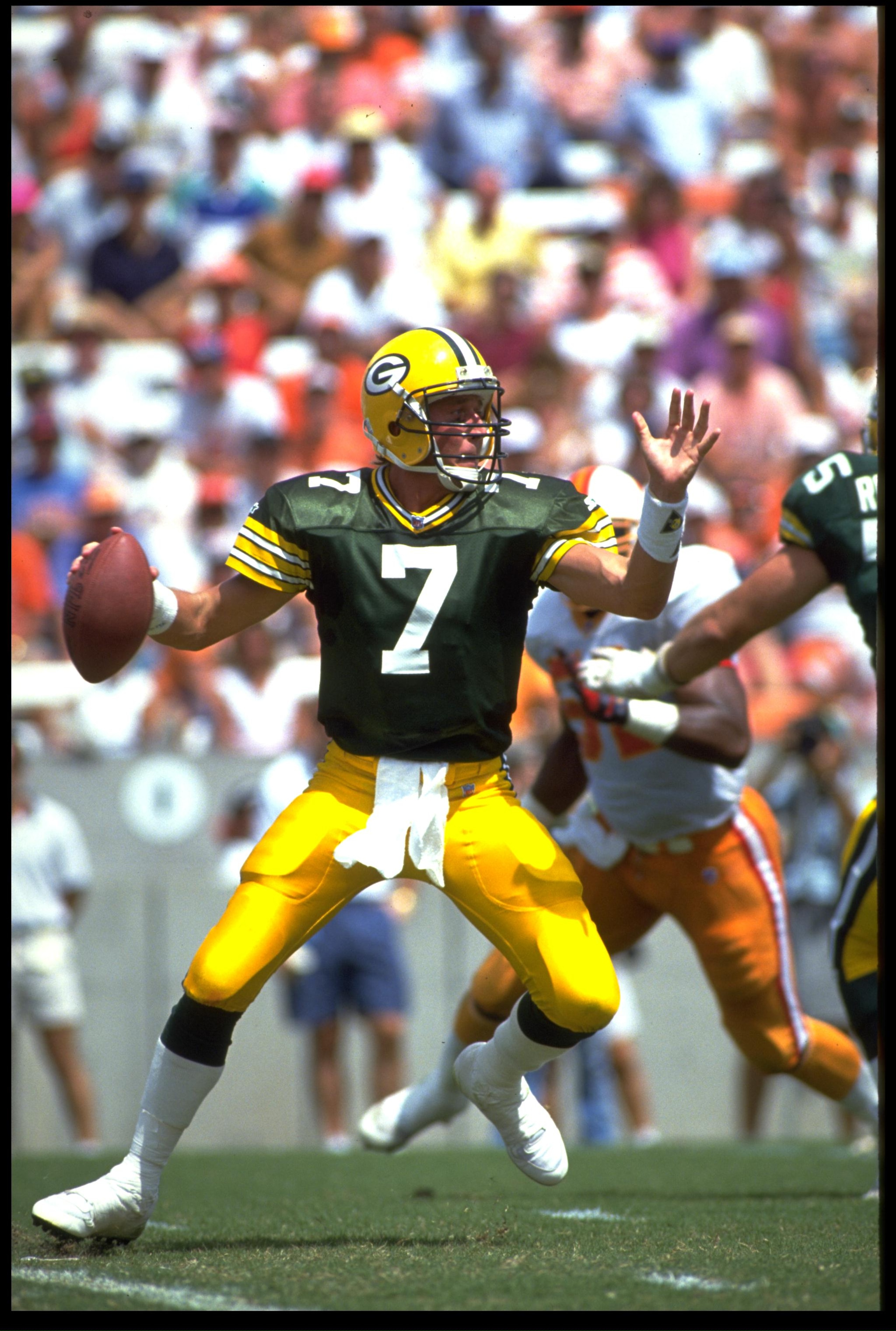 13 Sep 1992: GREEN BAY PACKERS QUARTERBACK DON MAJKOWSKI DROPS BACK TO PASS DURING THE PACKERS 31-3 LOSS TO THE TAMPA BAY BUCCANEERS AT TAMPA STADIUM IN TAMPA, FLORIDA.