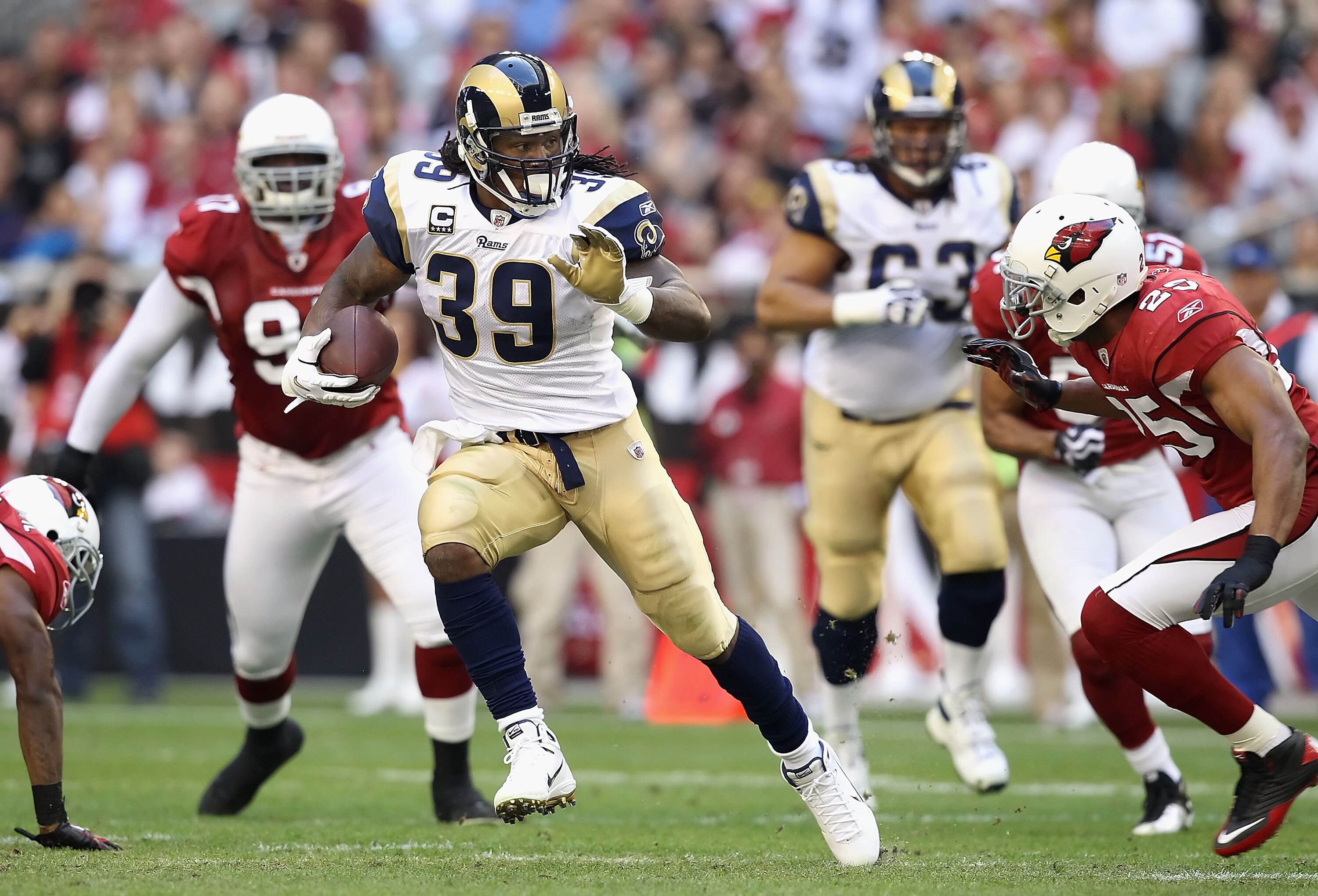 GLENDALE, AZ - DECEMBER 05:  Runningback Steven Jackson #39 of the St. Louis Rams rushes the football against the Arizona Cardinals during the NFL game at the University of Phoenix Stadium on December 5, 2010 in Glendale, Arizona. The Rams defeated the Ca