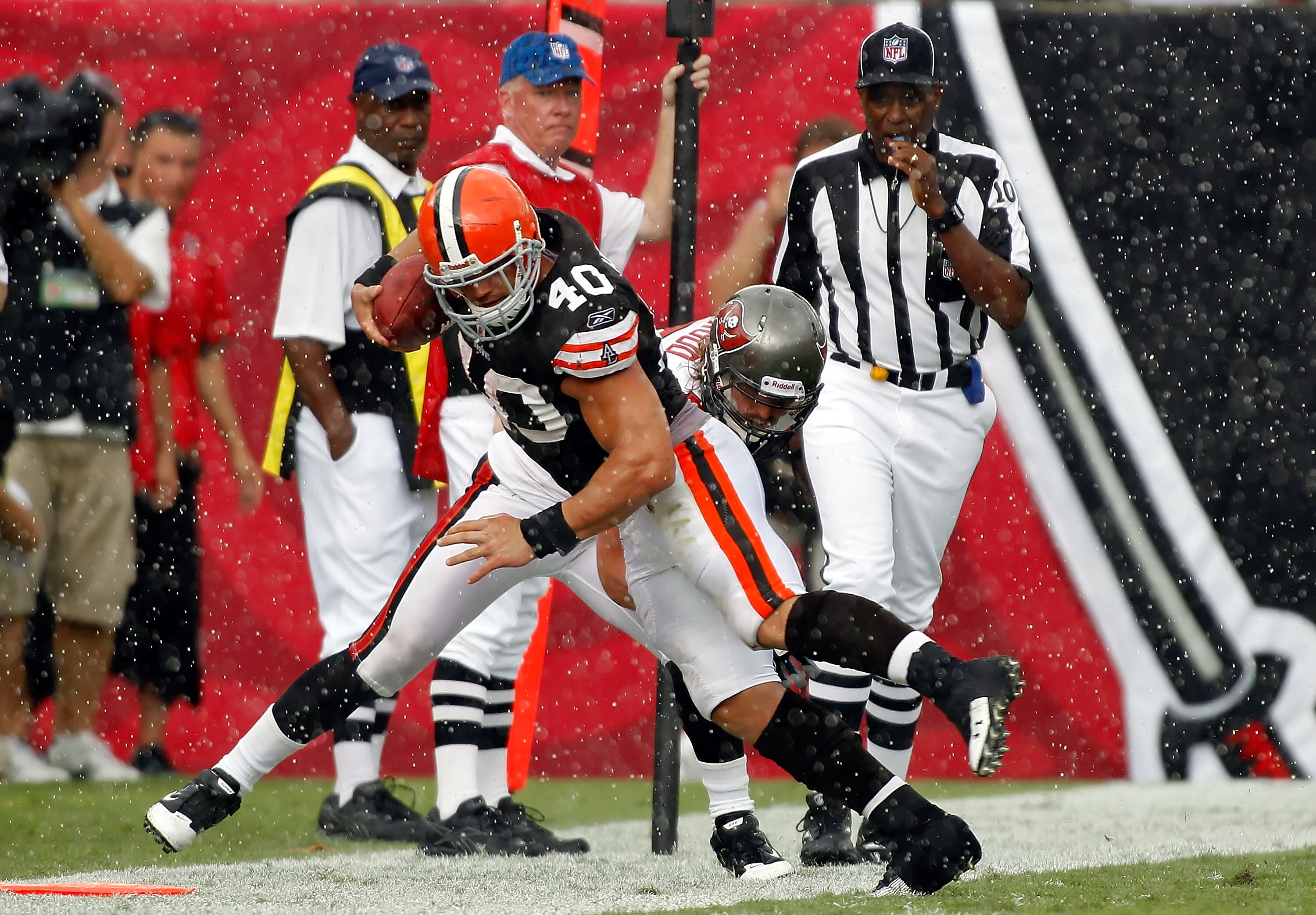 TAMPA, FL - SEPTEMBER 12:  Linebacker Barrett Ruud #51 of the Tampa Bay Buccaneers knocks running back Peyton Hillis #40 of the Cleveland Browns out of bounds during the NFL season opener game at Raymond James Stadium on September 12, 2010 in Tampa, Flori