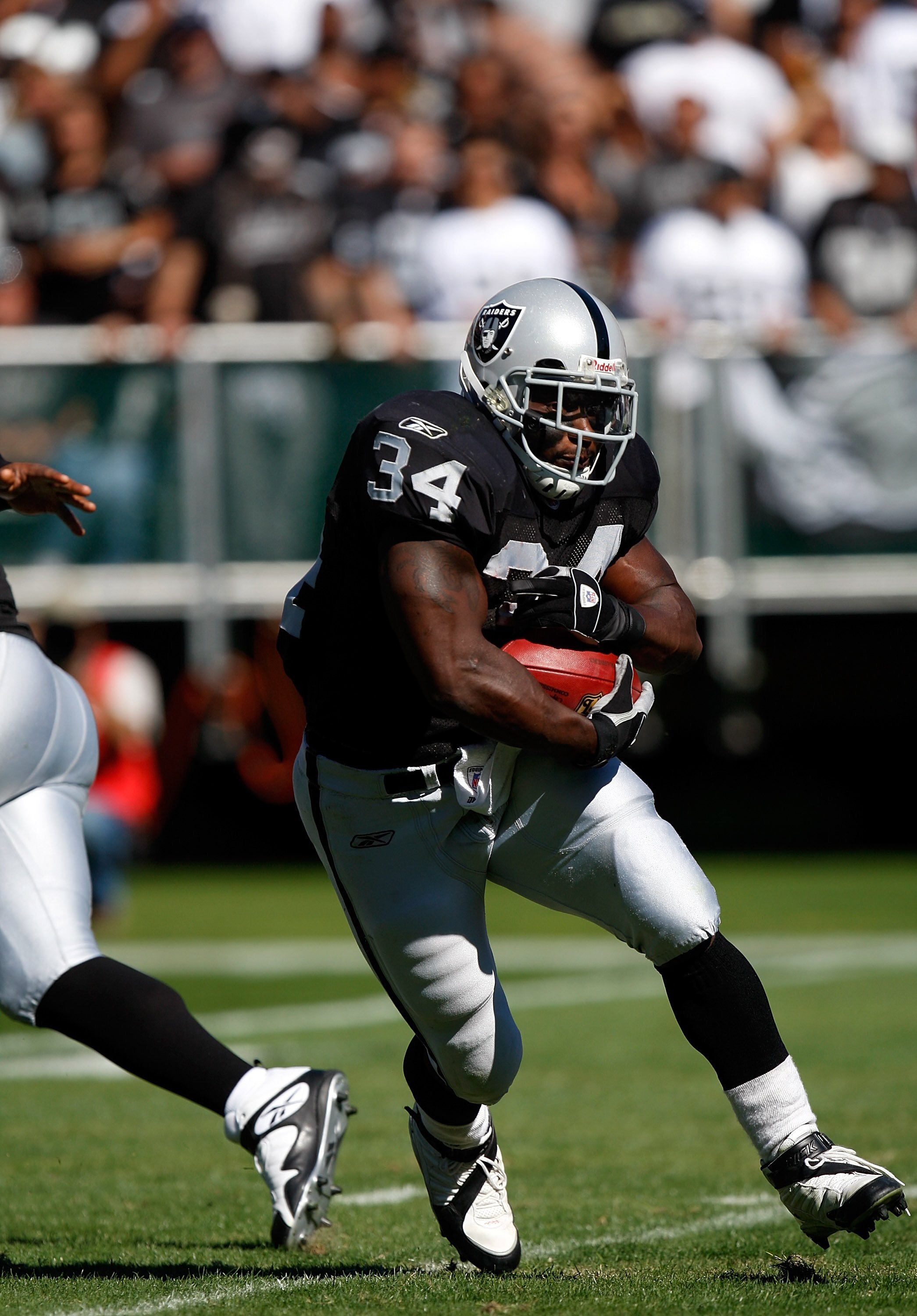 OAKLAND, CA - OCTOBER 21:  Running back LaMont Jordan #34 of the Oakland Raiders takes a hand off during the game against the Kansas City Chiefs at McAfee Coliseum on October 21, 2007 in Oakland, California. Kansas City won 12-10.  (Photo by Allen Kee/Get