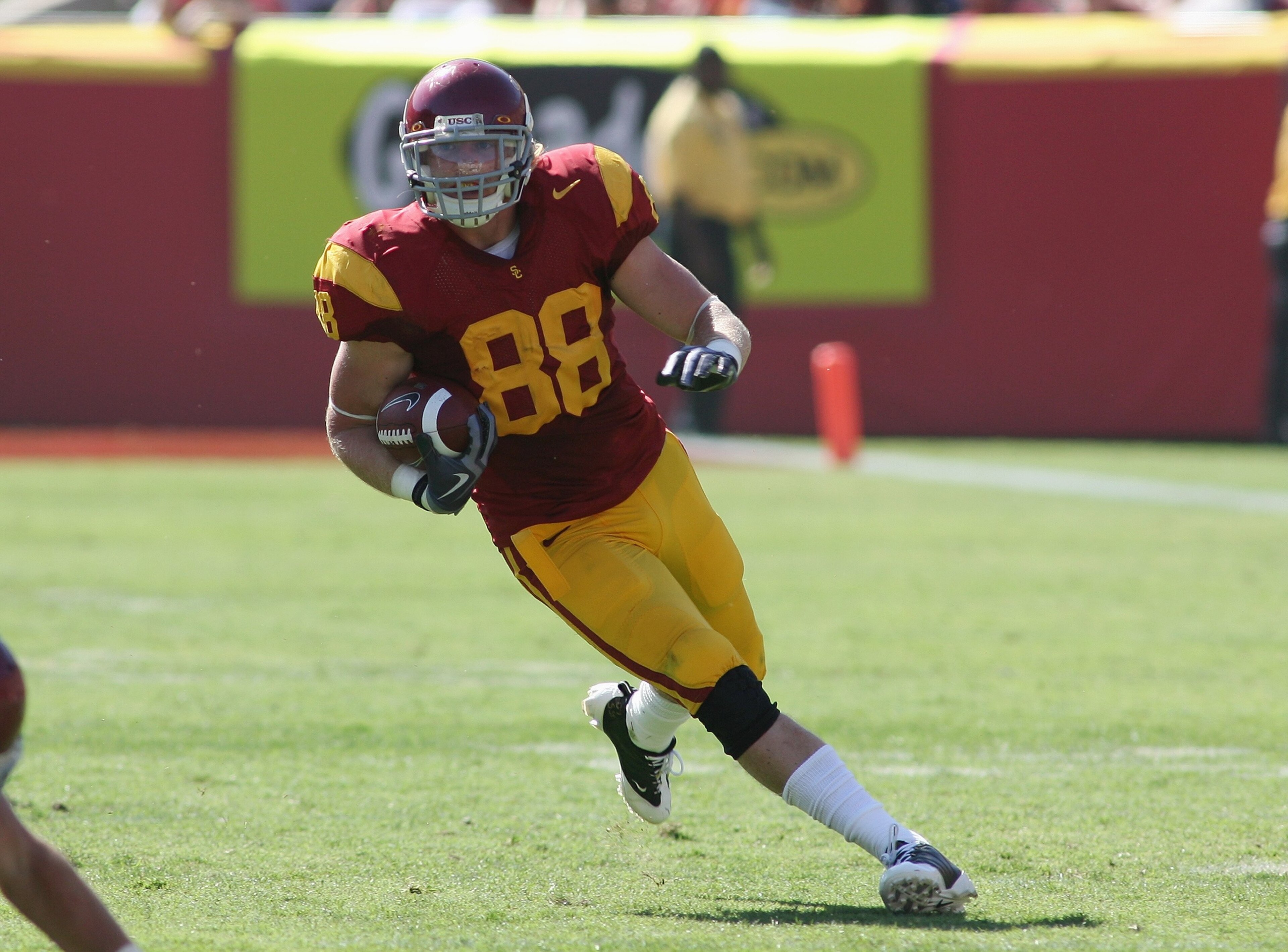 LOS ANGELES, CA - SEPTEMBER 5: Blake Ayles #88 of the USC Trojans runs after a catch against the San Jose State Spartans on September 5, 2009 at the Los Angeles Memorial Coliseum in Los Angeles, California. USC won 56-3. (Photo by Jeff Golden/Getty Ima LOS ANGELES, CA - SEPTEMBER 5: Blake Ayles #88 of the USC Trojans runs after a catch against the San Jose State Spartans on September 5, 2009 at the Los Angeles Memorial Coliseum in Los Angeles, California. USC won 56-3. (Photo by Jeff Golden/Getty Ima