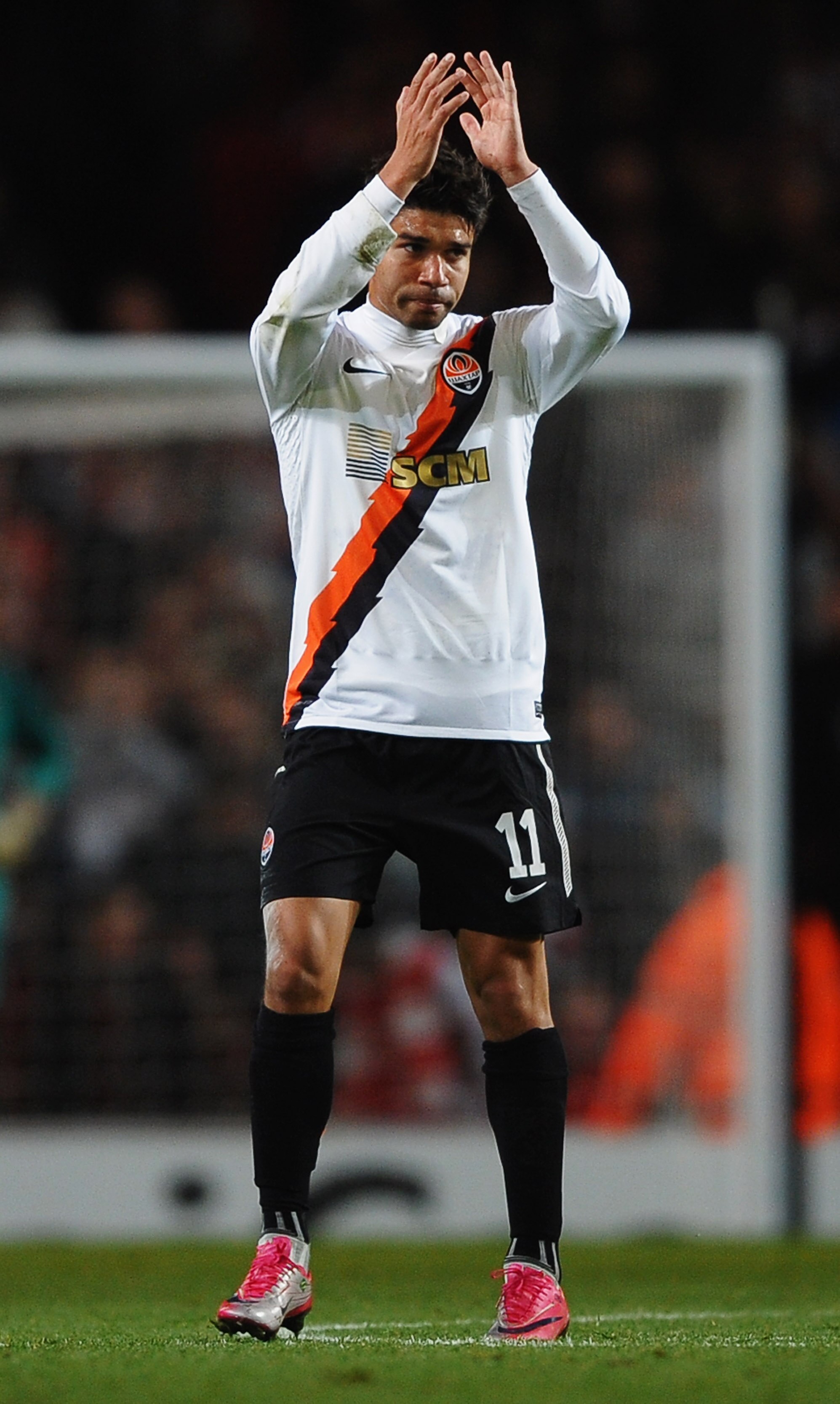 LONDON, ENGLAND - OCTOBER 19:  Eduardo of Shakhtar Donetsk applauds the crowd as he socres their first goal during the UEFA Champions League Group H match between Arsenal and FC Shakhtar Donetsk at the Emirates Stadium on October 19, 2010 in London, Engla