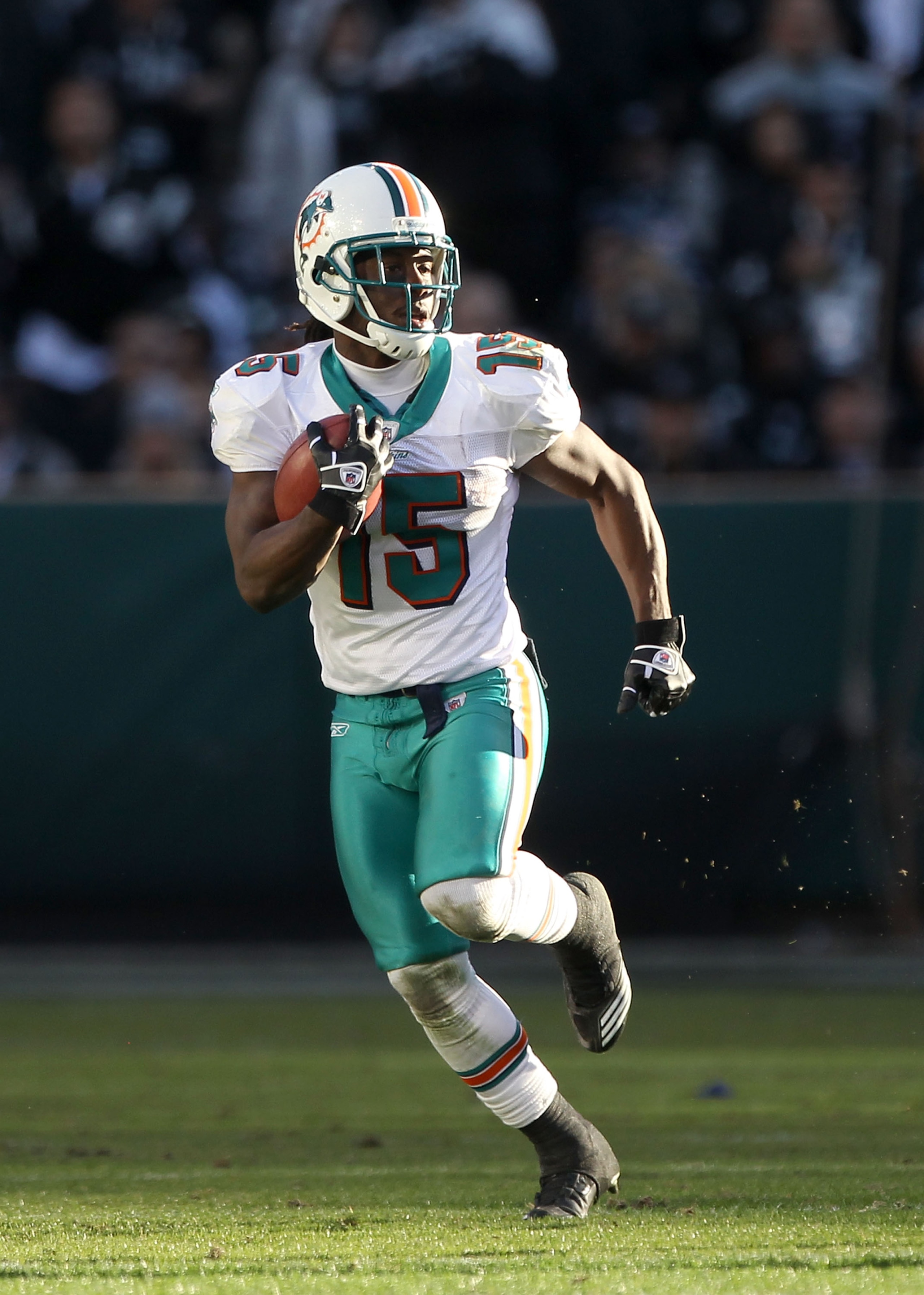 OAKLAND, CA - NOVEMBER 28:  Davone Bess #15 of the Miami Dolphins in action against the Oakland Raiders at Oakland-Alameda County Coliseum on November 28, 2010 in Oakland, California.  (Photo by Ezra Shaw/Getty Images)