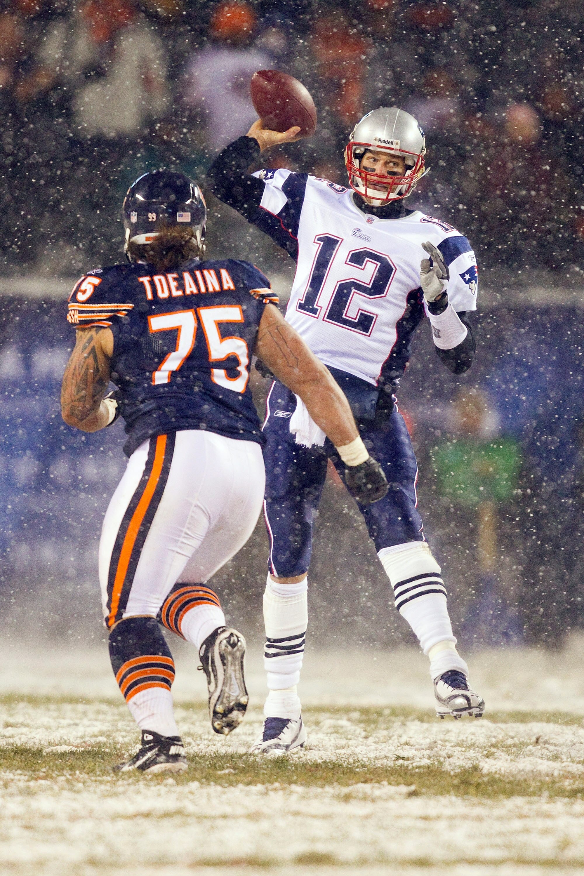 CHICAGO, IL - DECEMBER 12: Tom Brady #12 of the New England Patriots looks to pass against the Chicago Bears at Soldier Field on December 12, 2010 in Chicago, Illinois.  The Patriots beat the Bears 36-7.  (Photo by Dilip Vishwanat/Getty Images)