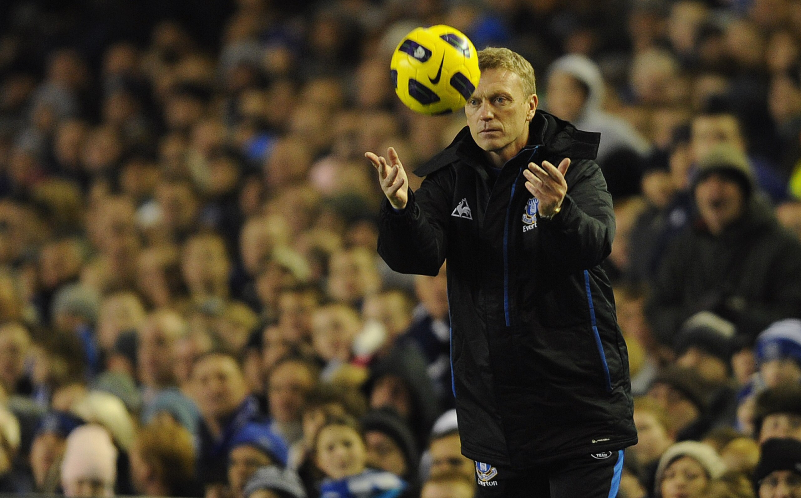 LIVERPOOL, ENGLAND - NOVEMBER 10: Everton manager David Moyes throws the ball during the Barclays Premier League match between Everton and Bolton Wanderers at Goodison Park on November 10, 2010 in Liverpool, England.  (Photo by Michael Regan/Getty Images)