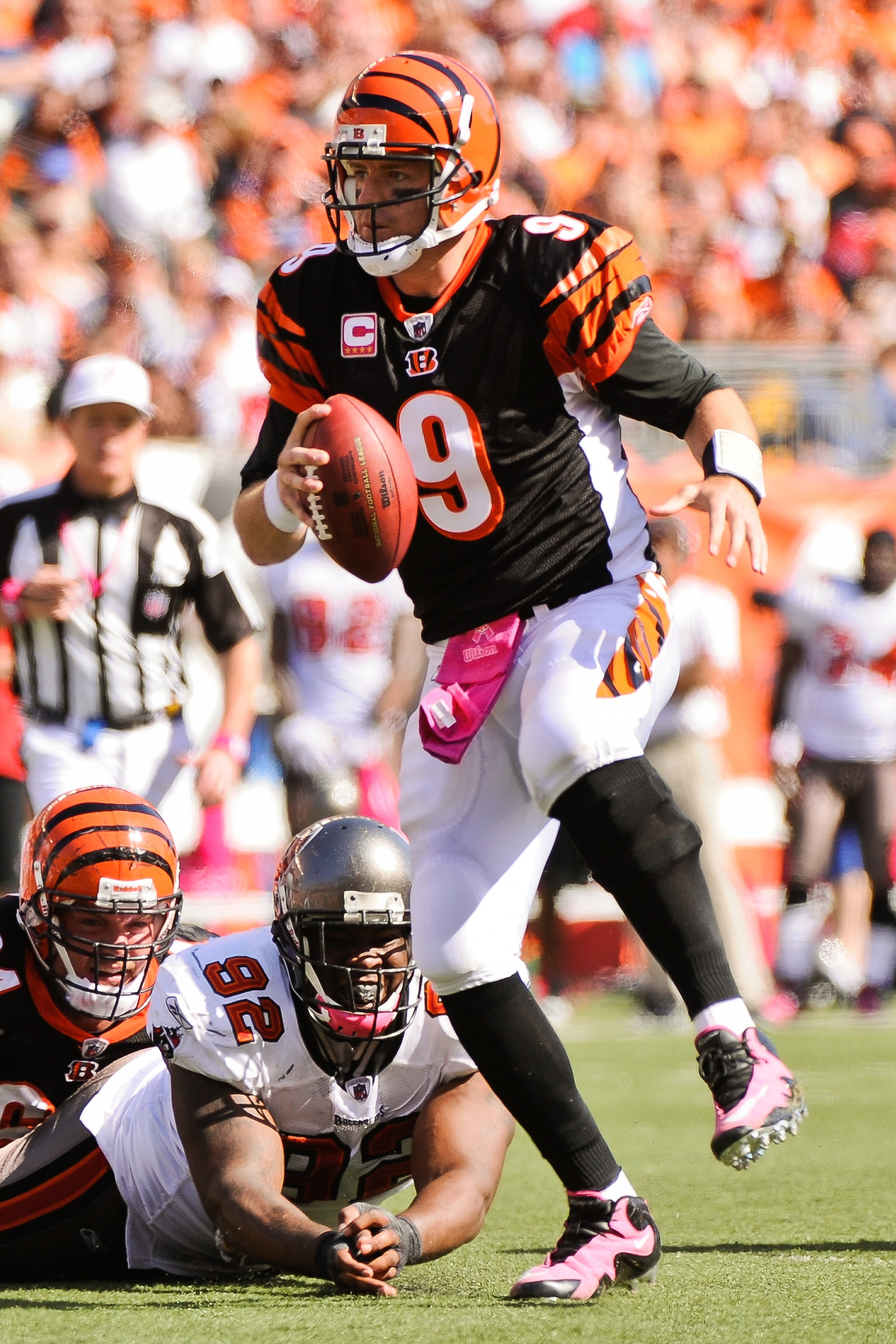 CINCINNATI, OH - OCTOBER 10: Quarterback Carson Palmer #9 of the Cincinnati Bengals scrambles against the Tampa Bay Buccaneers at Paul Brown Stadium on October 10, 2010 in Cincinnati, Ohio. (Photo by Jamie Sabau/Getty Images)