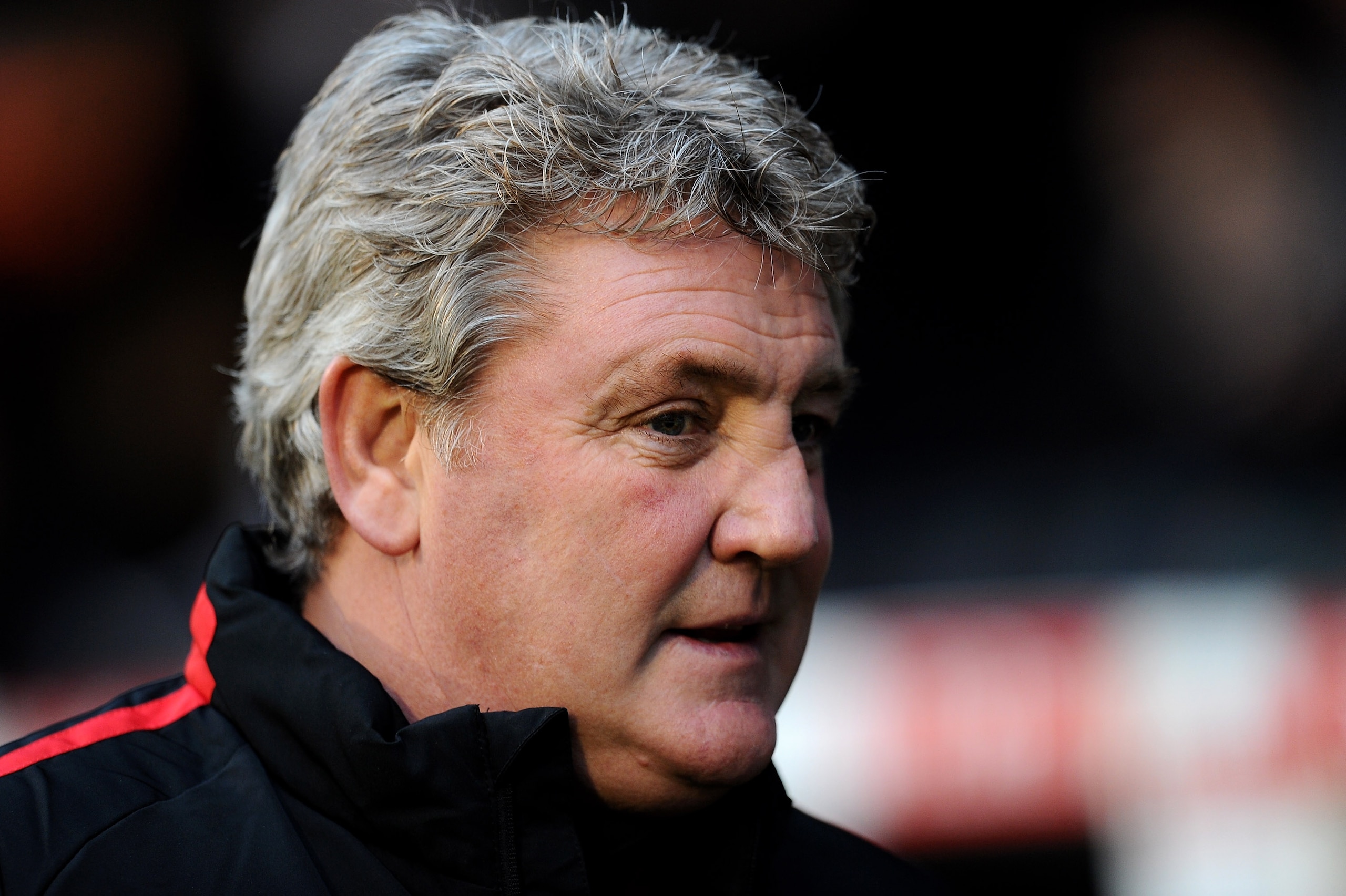 LONDON, ENGLAND - DECEMBER 11:  Steve Bruce manager of Sunderland looks on ahead of the Barclays Premier League match between Fulham and Sunderland at Craven Cottage on December 11, 2010 in London, England.  (Photo by Mike Hewitt/Getty Images)