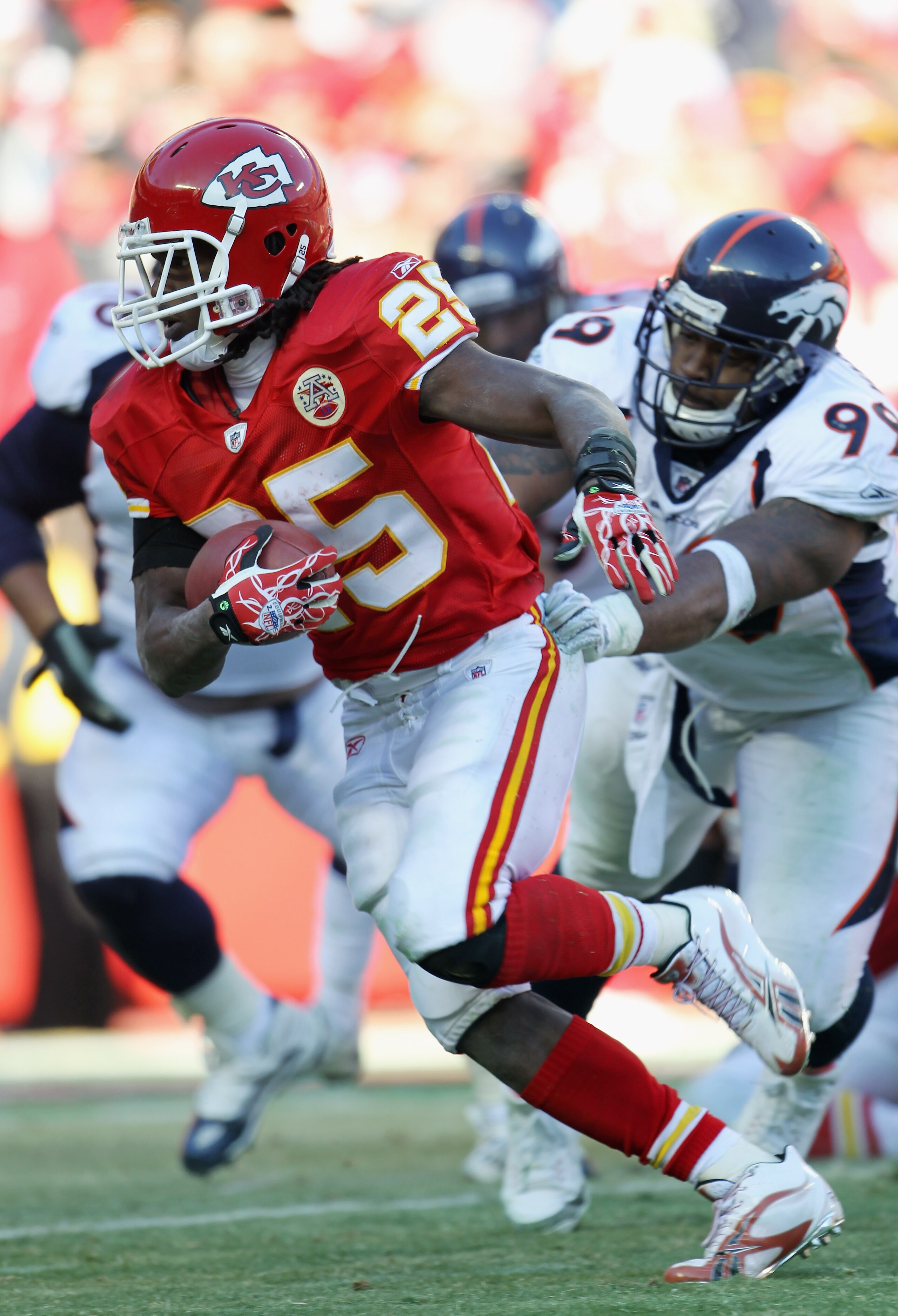 KANSAS CITY, MO - DECEMBER 05:  Jamaal Charles #25 of the Kansas City Chiefs in action during the game against the Denver Broncos on December 5, 2010 at Arrowhead Stadium in Kansas City, Missouri.  (Photo by Jamie Squire/Getty Images)
