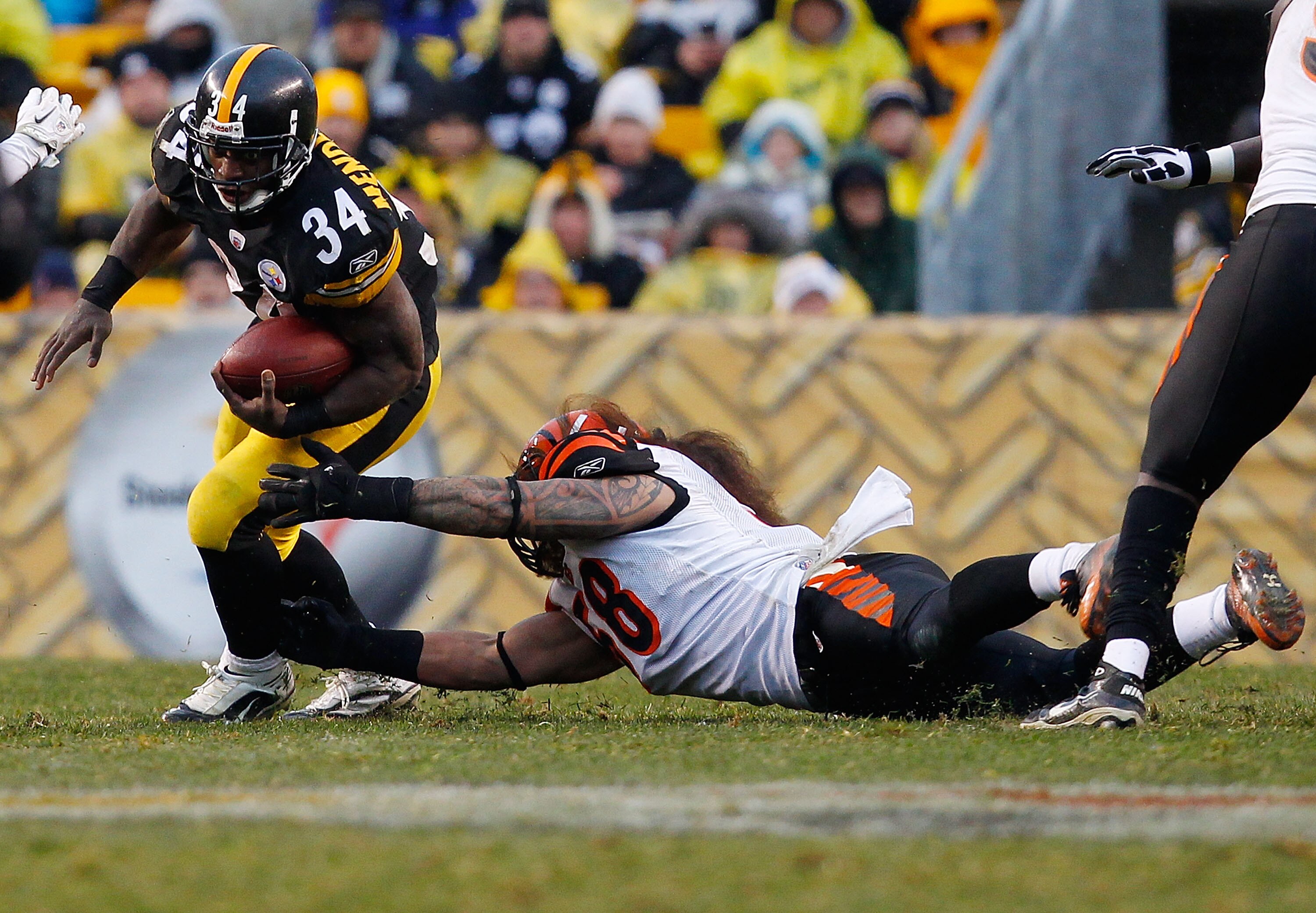 PITTSBURGH - DECEMBER 12:  Rashard Mendenhall #34 of the Pittsburgh Steelers runs with the ball against the Cincinnati Bengals during the game on December 12, 2010 at Heinz Field in Pittsburgh, Pennsylvania.  (Photo by Jared Wickerham/Getty Images)