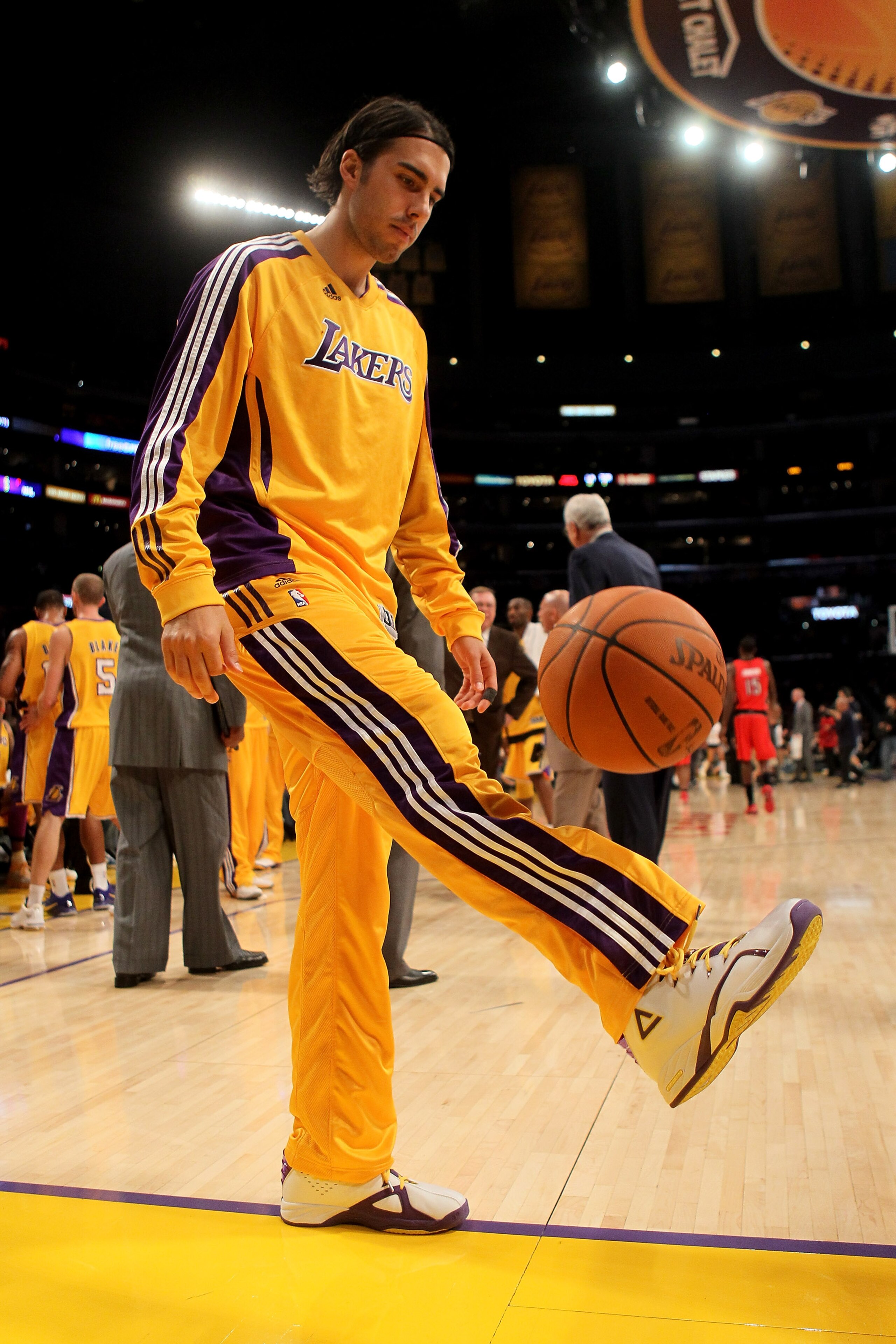 LOS ANGELES - NOVEMBER 5: Sasha Vujacic #18 of the Los Angeles Lakers dribbles the ball soccer style during a timeout in the game with the Toronto Raptors at Staples Center on November 5, 2010 in Los Angeles, California. NOTE TO USER: User expressly ac LOS ANGELES - NOVEMBER 5: Sasha Vujacic #18 of the Los Angeles Lakers dribbles the ball soccer style during a timeout in the game with the Toronto Raptors at Staples Center on November 5, 2010 in Los Angeles, California. NOTE TO USER: User expressly ac