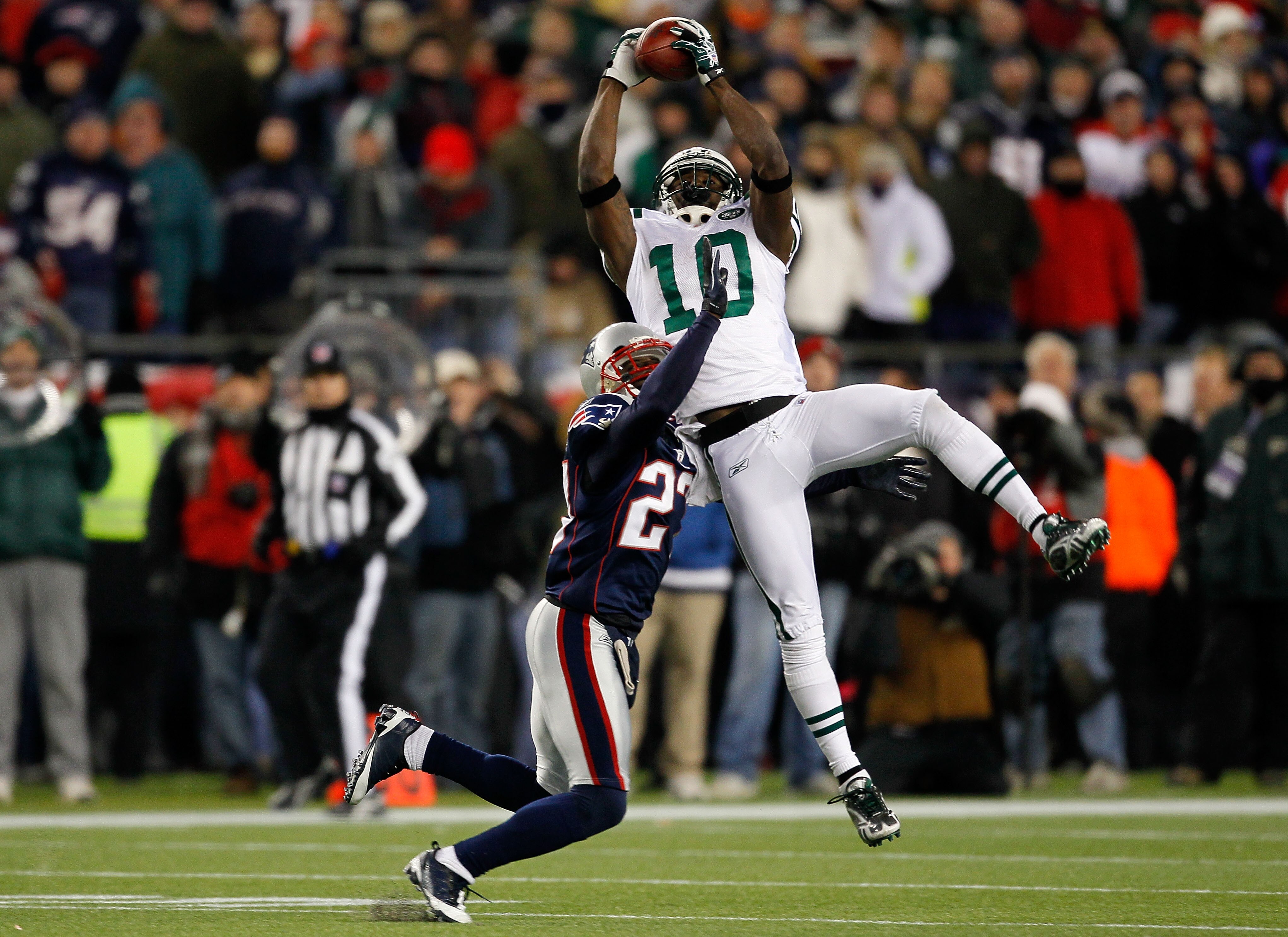 FOXBORO, MA - DECEMBER 06:  Santonio Holmes #10 of the New York Jets makes a reception in the second quarter against Kyle Arrington #27 of the New England Patriots at Gillette Stadium on December 6, 2010 in Foxboro, Massachusetts.  (Photo by Jim Rogash/Ge