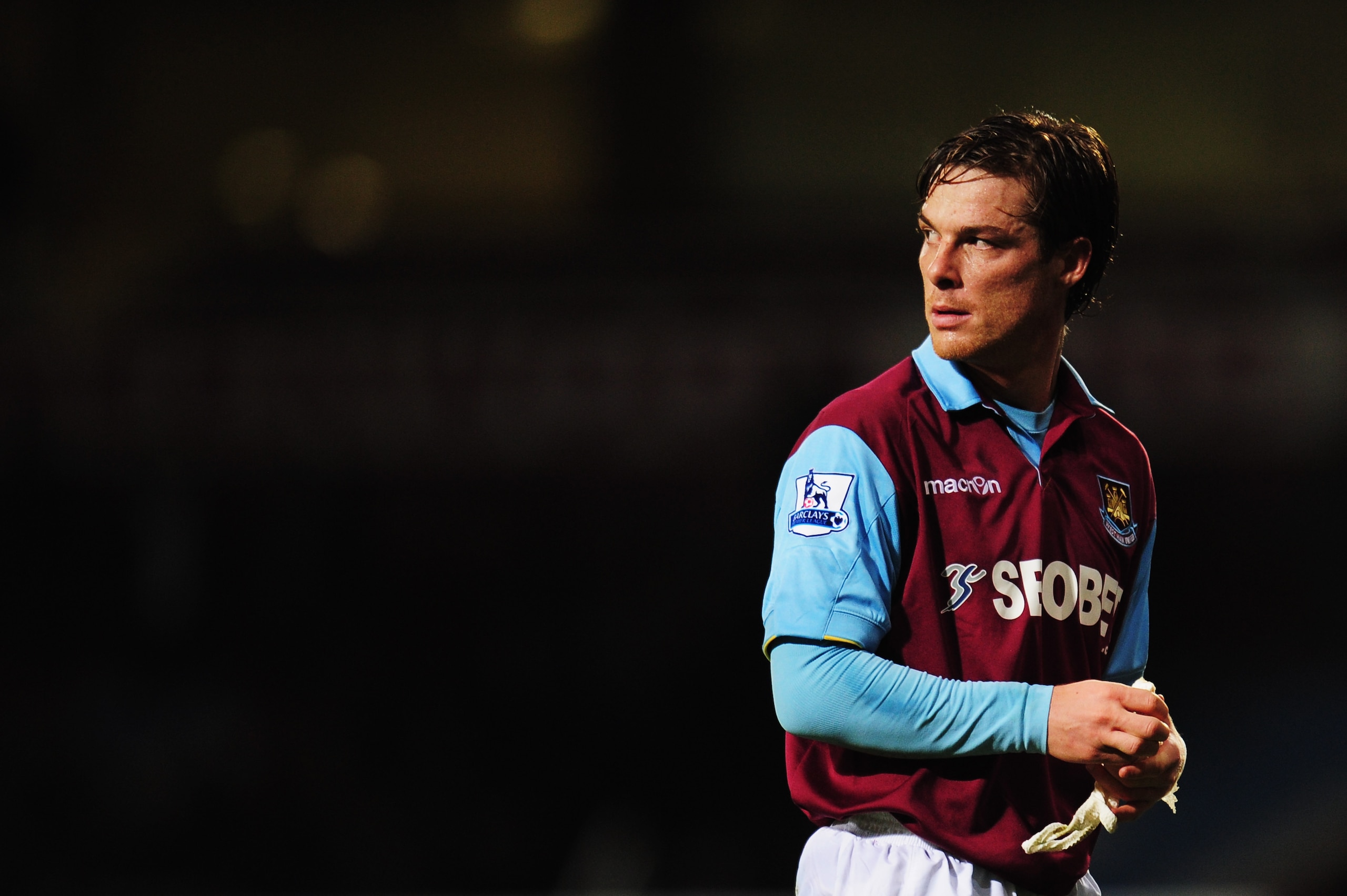 LONDON, UNITED KINGDOM - DECEMBER 11:  Scott Parker of West Ham United walks off the pitch following the Barclays Premier League match between West Ham United and Manchester City at Upton Park on December 11, 2010 in London, England.  (Photo by Shaun Bott