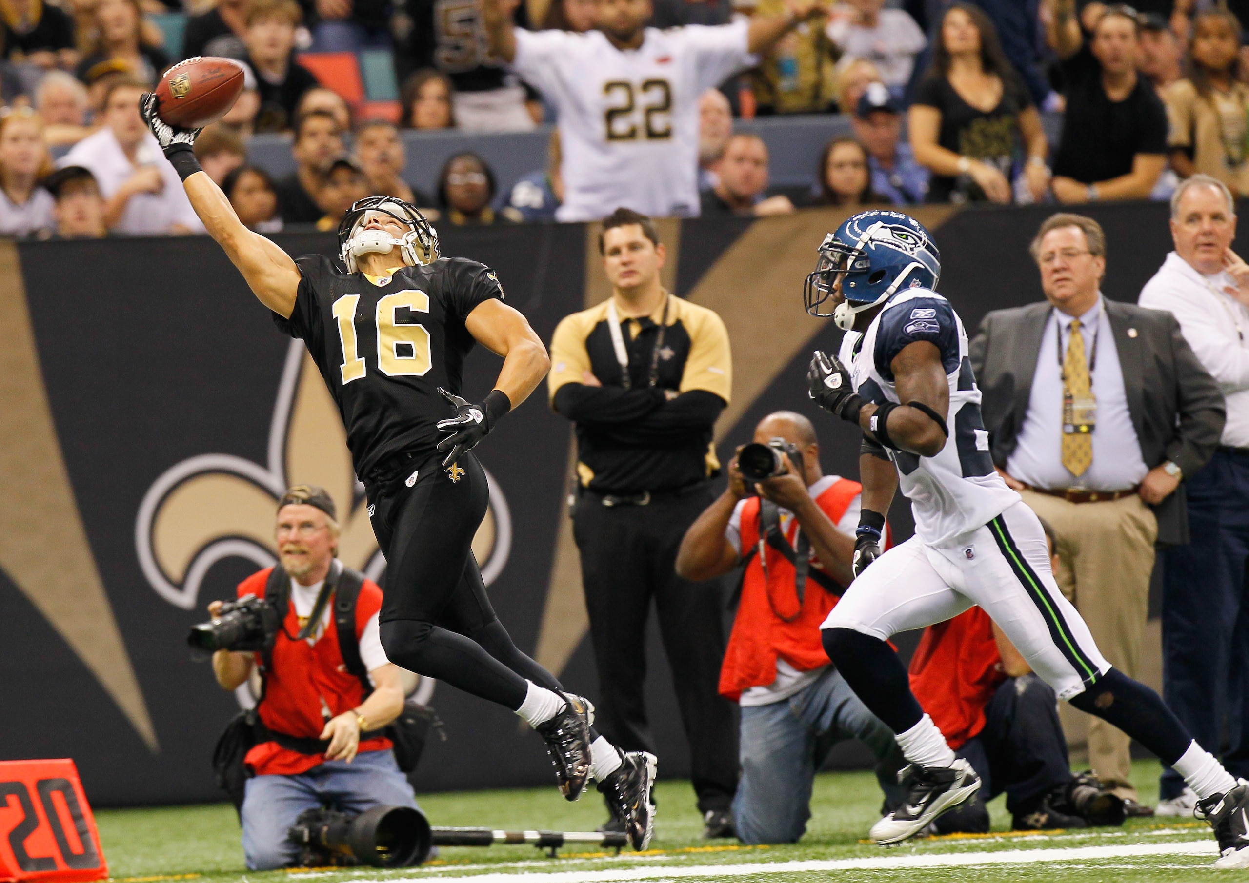 NEW ORLEANS - NOVEMBER 21:  Lance Moore #16 of the New Orleans Saints pulls in this reception against Walter Thurmond #28 of the Seattle Seahawks at Louisiana Superdome on November 21, 2010 in New Orleans, Louisiana.  (Photo by Kevin C. Cox/Getty Images)