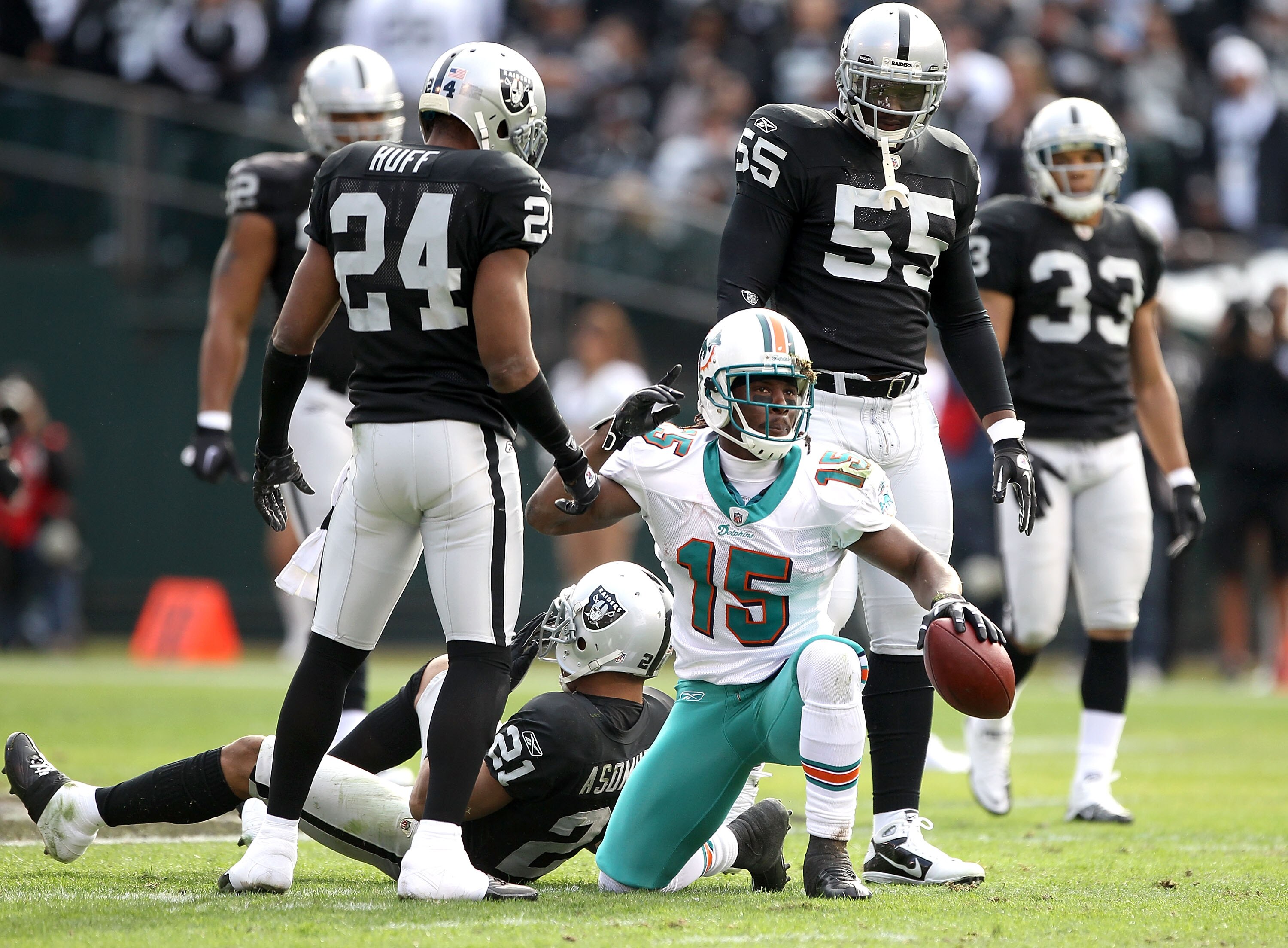 OAKLAND, CA - NOVEMBER 28: Davone Bess #15 of the Miami Dolphins motions for a first down after he caught a pass during their game against the Oakland Raiders at Oakland-Alameda County Coliseum on November 28, 2010 in Oakland, California. (Photo by Ezra OAKLAND, CA - NOVEMBER 28: Davone Bess #15 of the Miami Dolphins motions for a first down after he caught a pass during their game against the Oakland Raiders at Oakland-Alameda County Coliseum on November 28, 2010 in Oakland, California. (Photo by Ezra