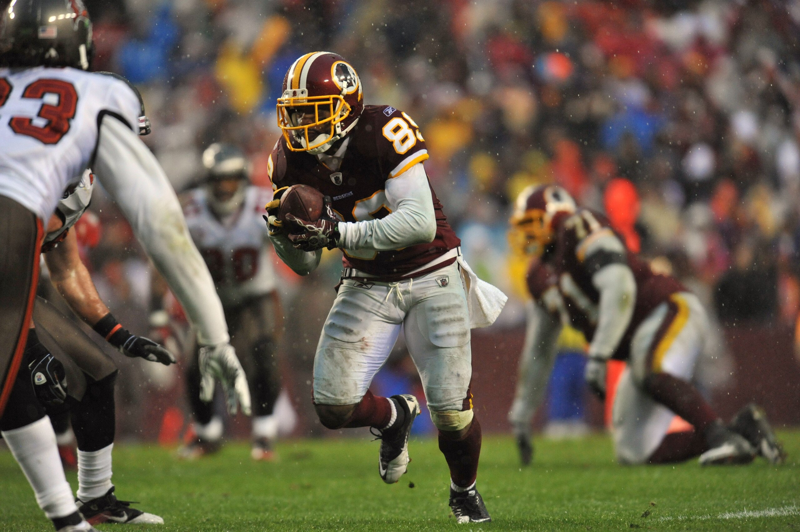 LANDOVER, MD - DECEMBER 12:  Santana Moss #89 of the Washington Redskins runs the ball against the Tampa Bay Buccaneers at FedExField on December 12, 2010 in Landover, Maryland. The Buccaneers defeated the Redskins 17-16. (Photo by Larry French/Getty Imag