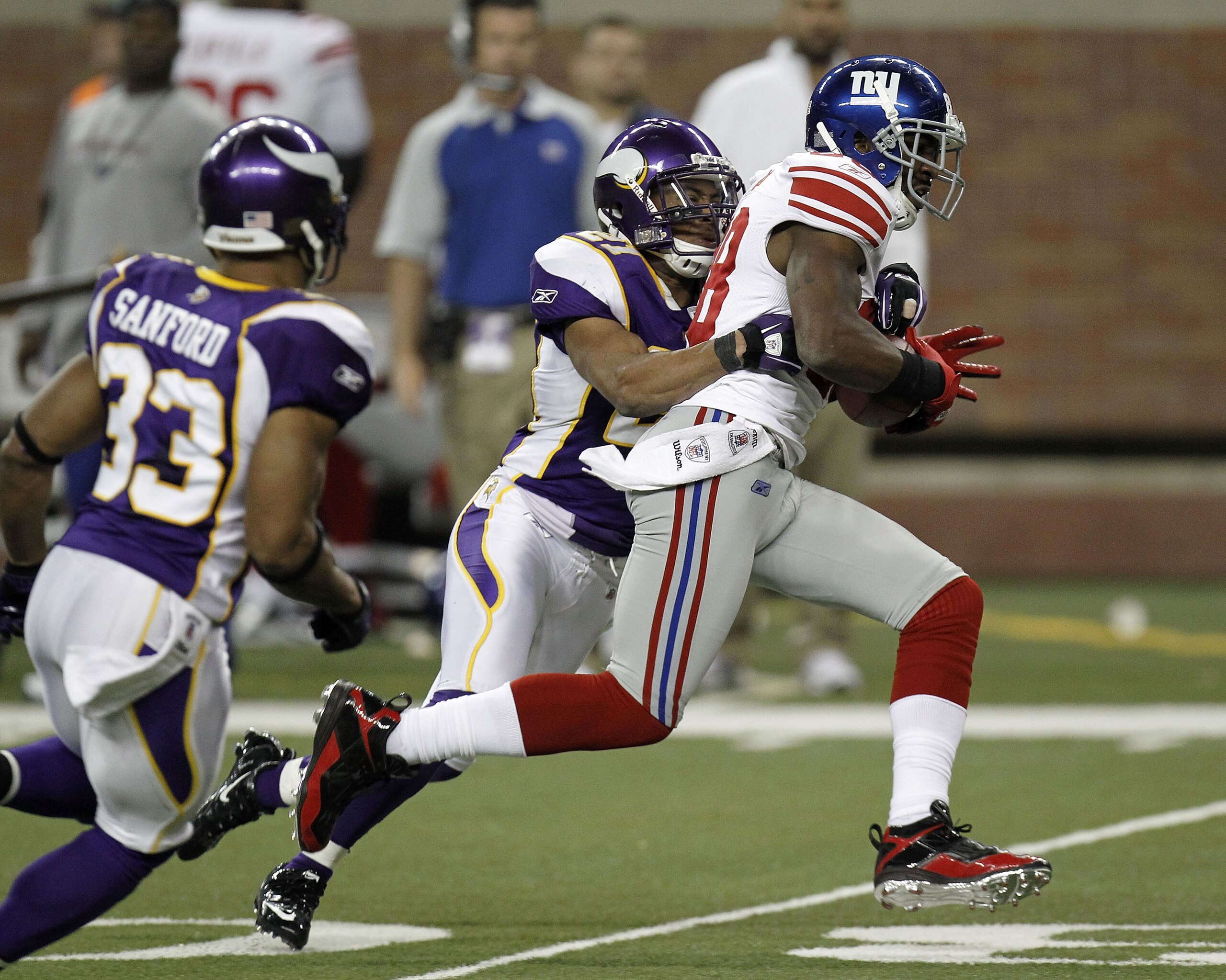 DETROIT, MI - DECEMBER 13:  Hakeem Nicks #88 of the New York Giants tries to out run the tackle of Asher Allen #21 of the Minnesota Vikings at Ford Field on December 13, 2010 in Detroit, Michigan.  (Photo by Gregory Shamus/Getty Images)