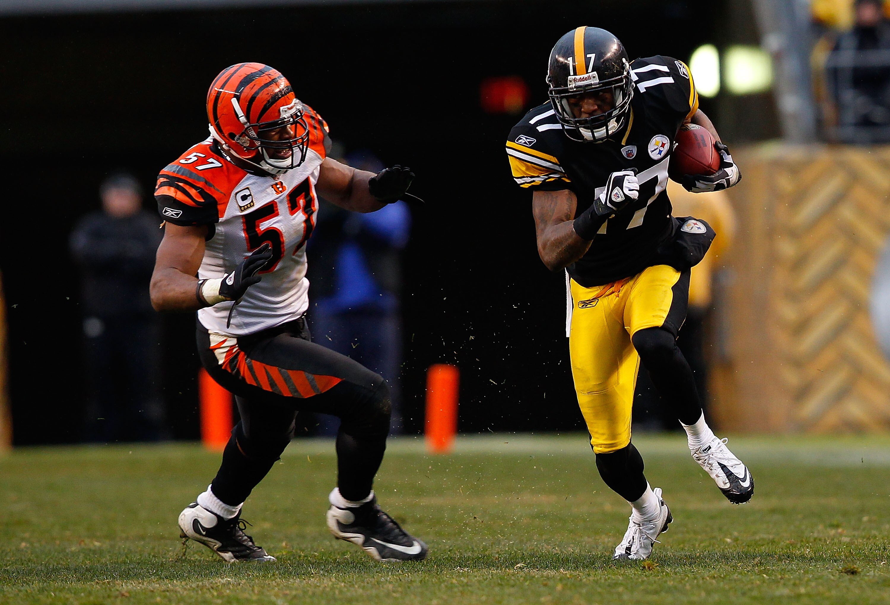 PITTSBURGH - DECEMBER 12: Mike Wallace #17 of the Pittsburgh Steelers runs with the ball in front of Dhani Jones #57 of the Cincinnati Bengals during the game on December 12, 2010 at Heinz Field in Pittsburgh, Pennsylvania. (Photo by Jared Wickerham/Get PITTSBURGH - DECEMBER 12: Mike Wallace #17 of the Pittsburgh Steelers runs with the ball in front of Dhani Jones #57 of the Cincinnati Bengals during the game on December 12, 2010 at Heinz Field in Pittsburgh, Pennsylvania. (Photo by Jared Wickerham/Get