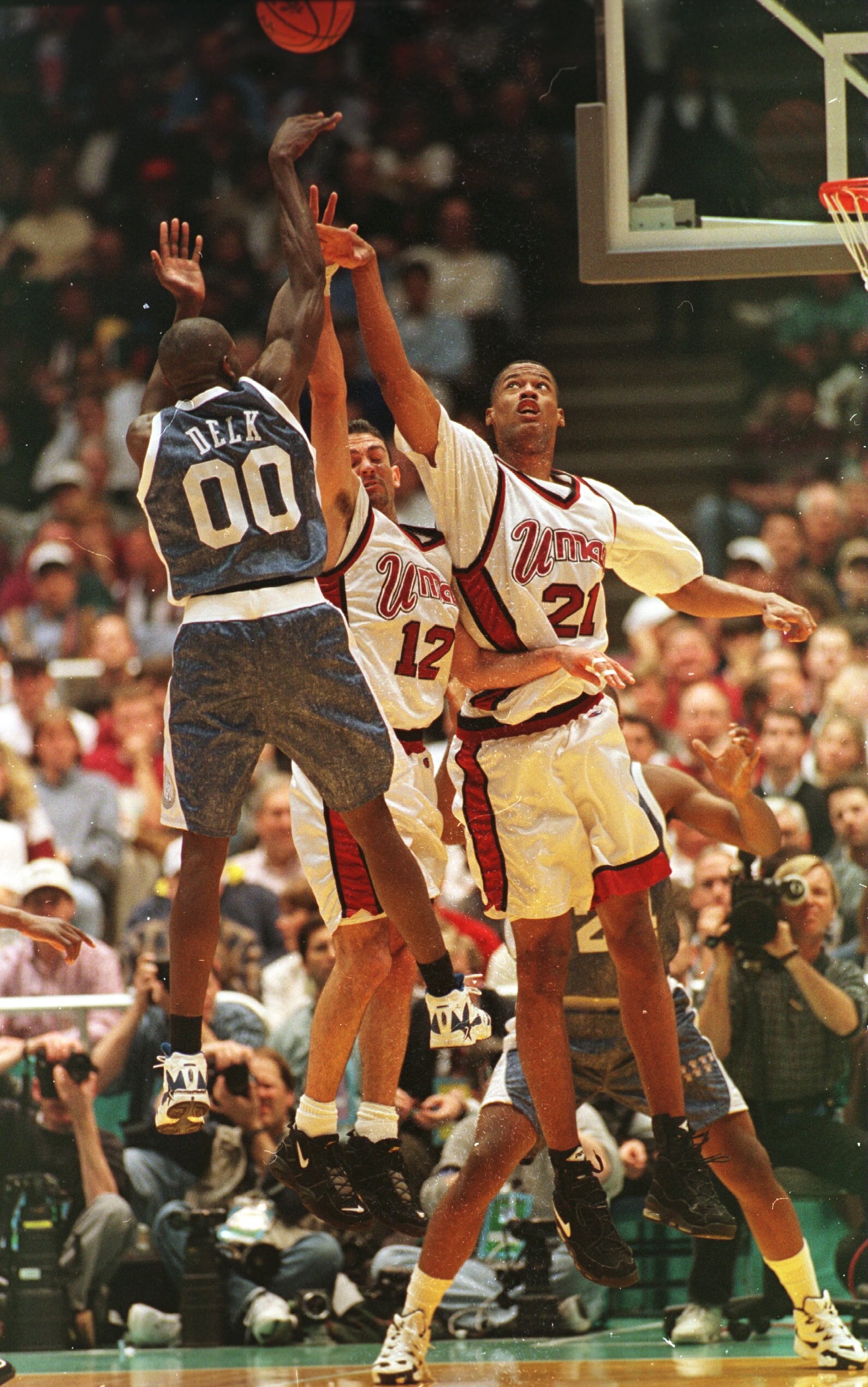 30 Mar 1996: Edgar Padilla #12 and Marcus Camby #21 of the UMass Minutemen jumps to block the attempted shot of Tony Delk #40 of the Kentucky Wildcats during the Minutemen''s 81-74 NCAA Final Four Semifinal loss to the Wildcats at the Continental Air Aren