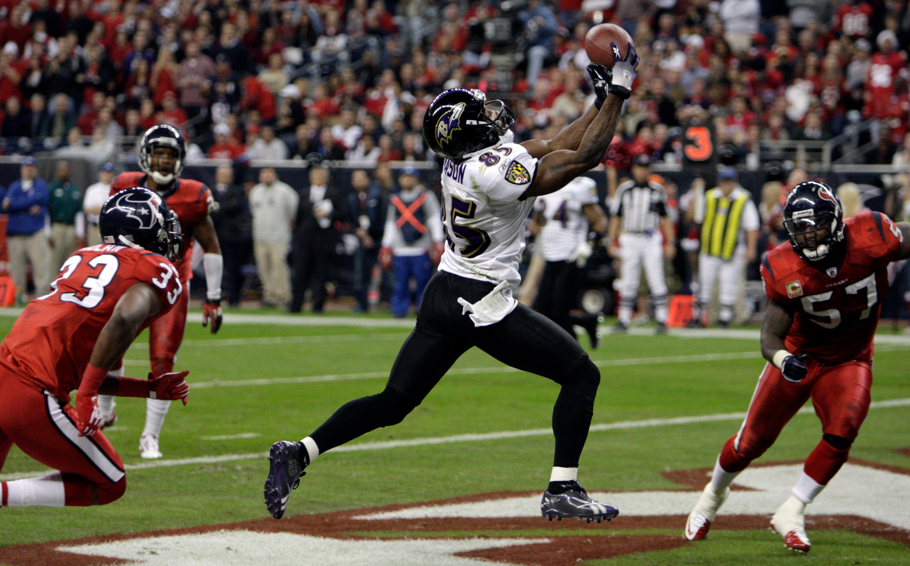 HOUSTON, TX - DECEMBER 13:  Wide receiver Derrick Mason #85 of the Baltimore Ravens scores in the first half against the Houston Texans as linebacker Kevin Bentley #57 and Troy Nolan #33 of the Houston Texans are late defending at Reliant Stadium on Decem